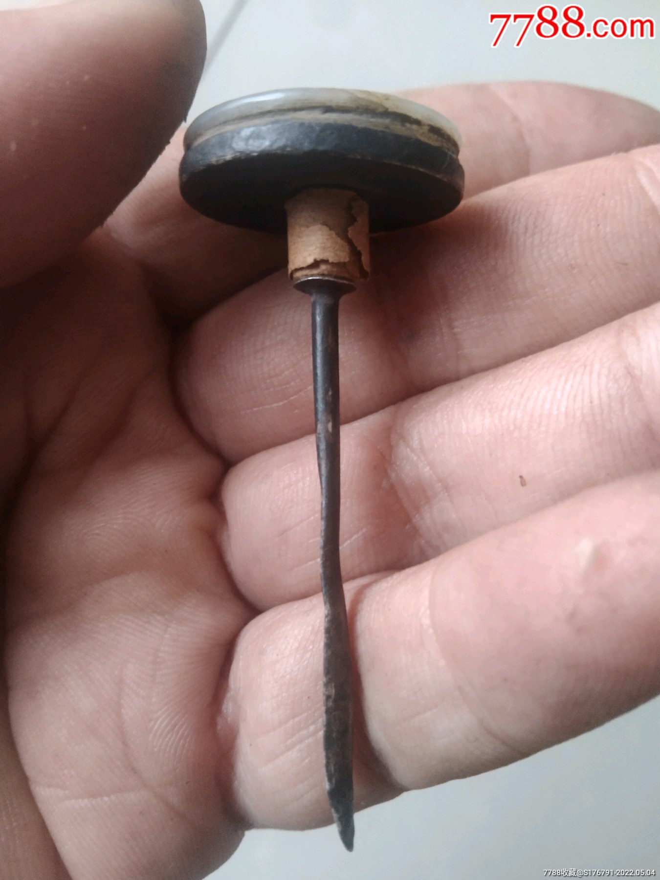 清代鼻烟壶银质镶嵌和田玉盖子