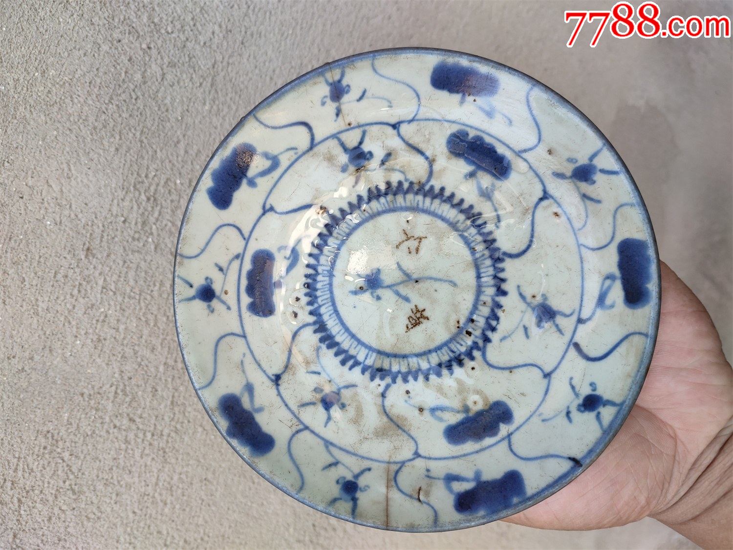 冲线如图所示的青花瓷器盘子直径16厘米