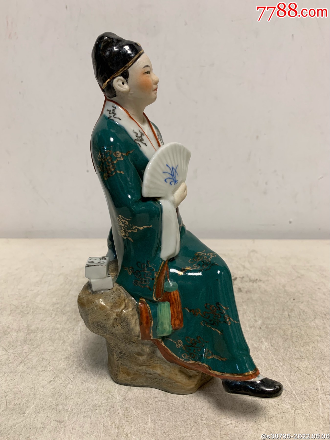 七十年代景德镇雕塑瓷厂色釉粉彩描金人物瓷像摆件