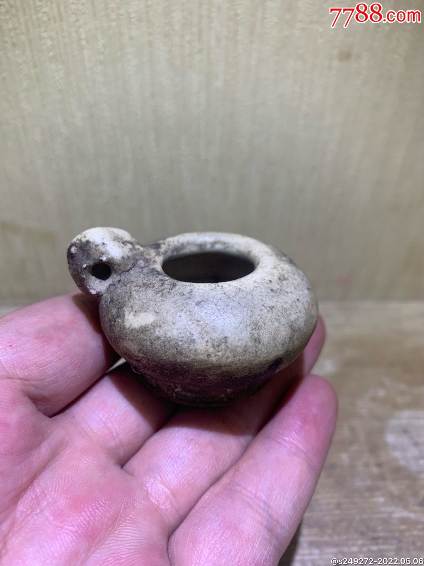 宋代白釉开片纹水盂或鸟食罐