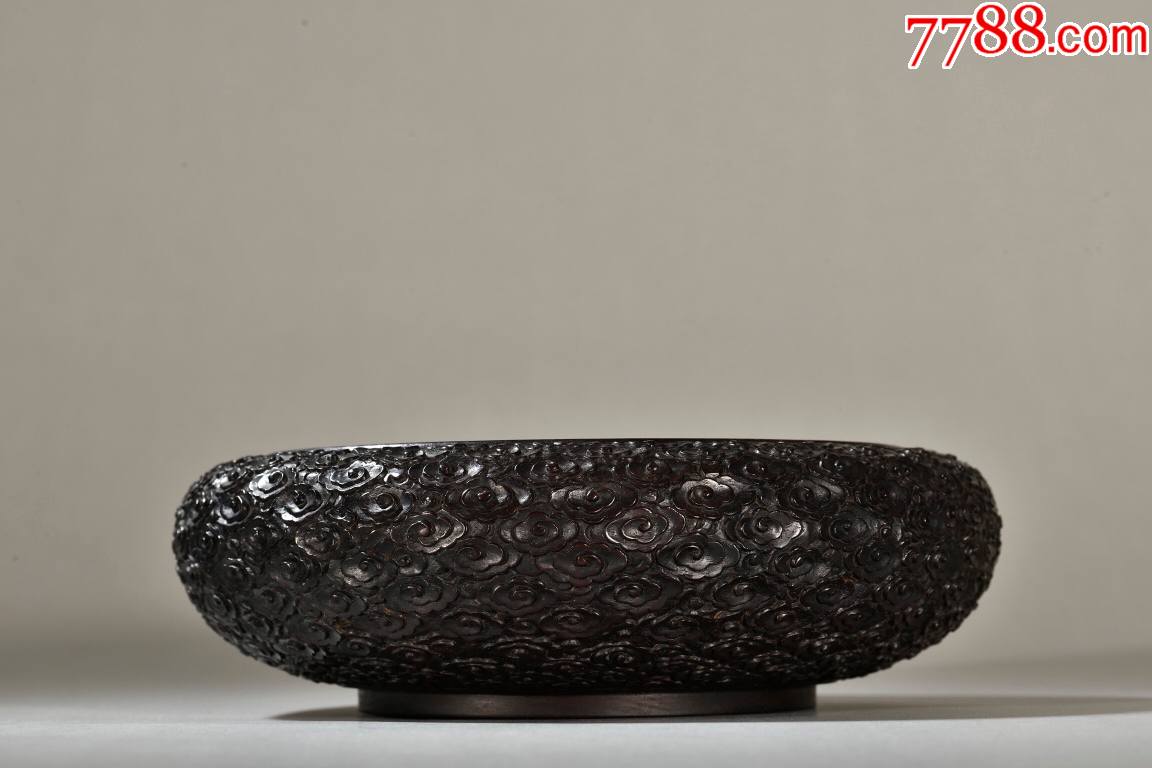 木质坚硬,色泽黝黑,特有牛毛纹清晰,满工雕刻祥云