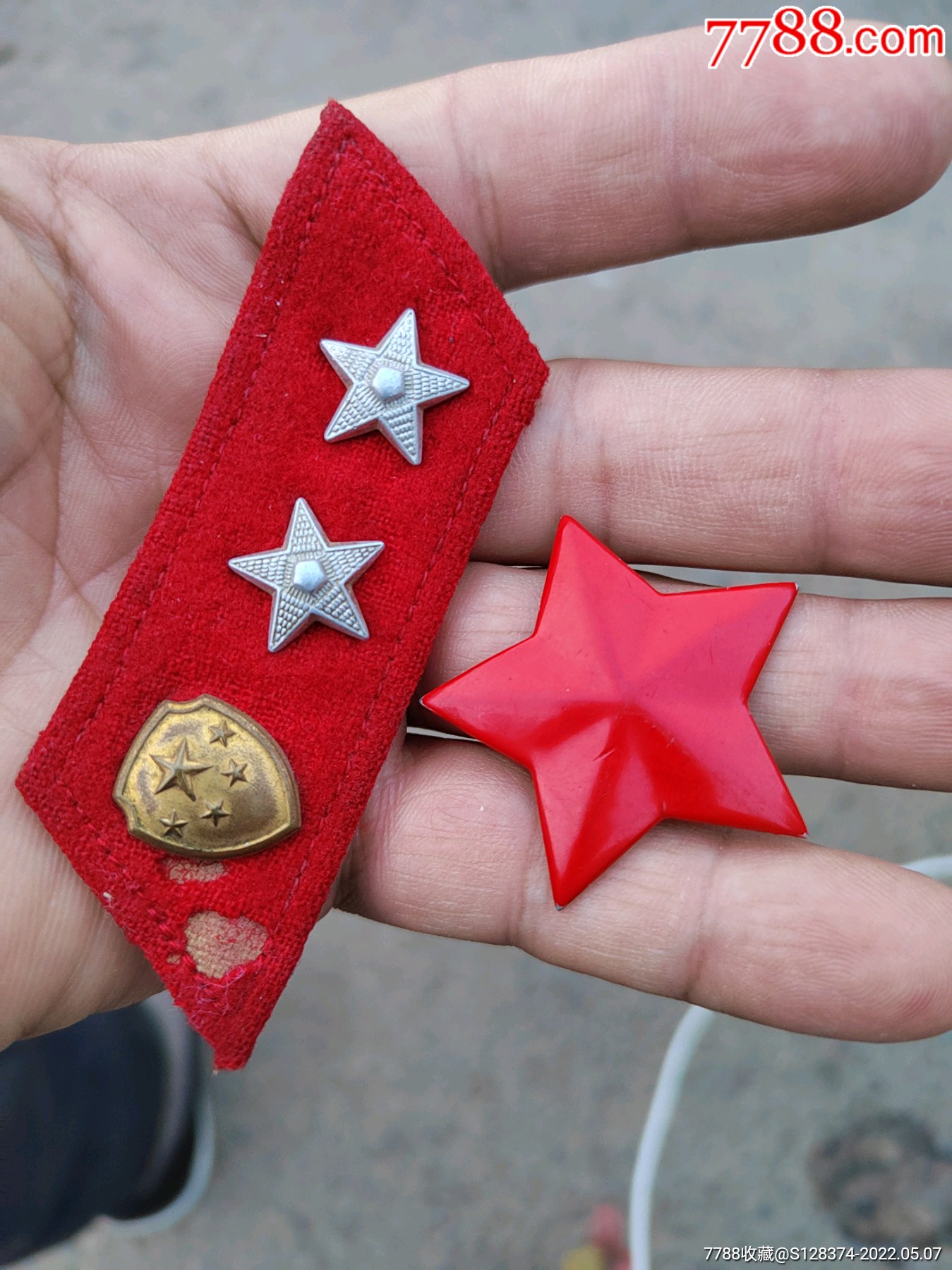 军人衣领上的五角星图片