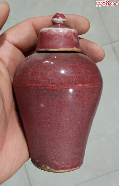 豇豆红色陶瓷小梅瓶