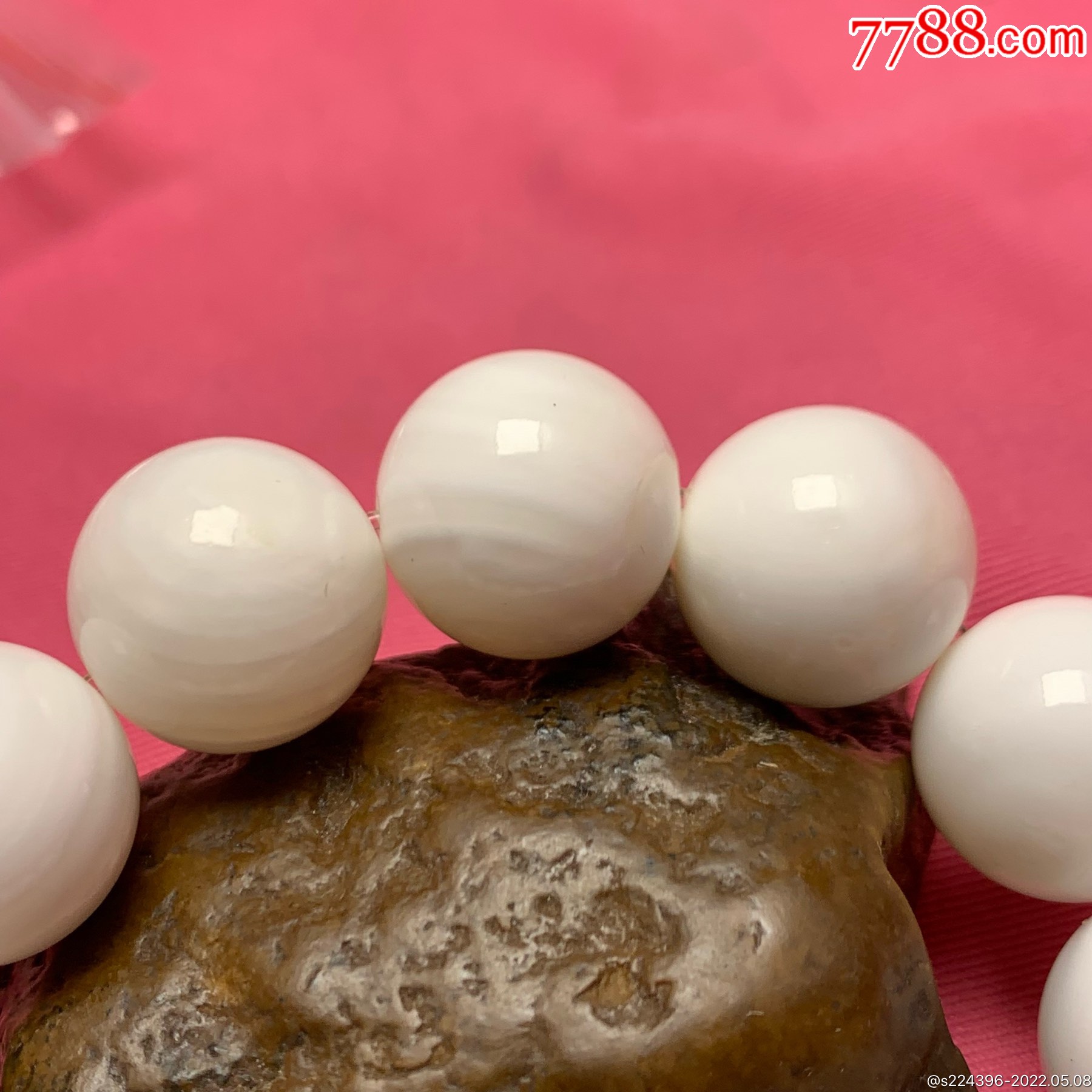 深海奶白贝化玉单圈手串一条