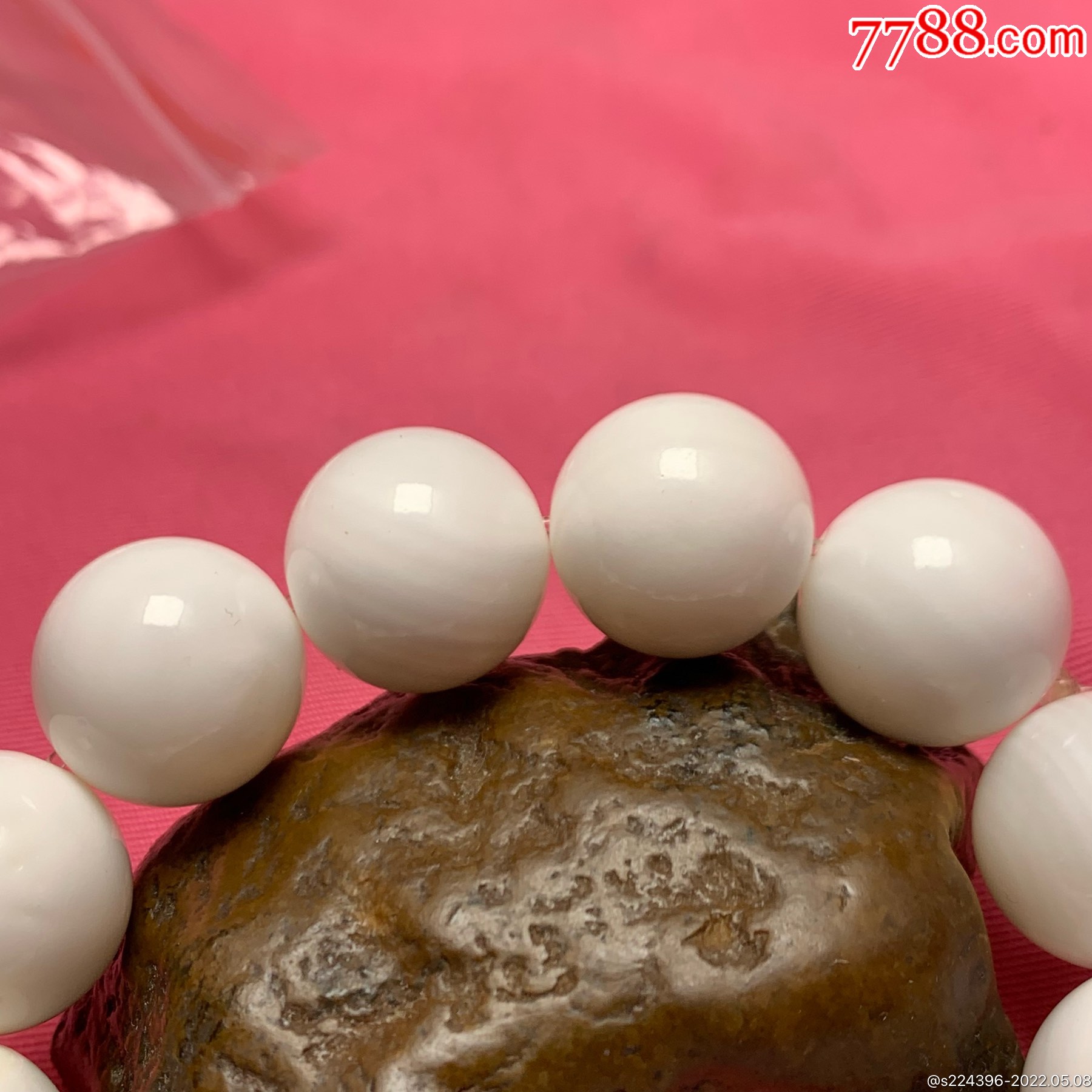 深海奶白贝化玉单圈手串一条