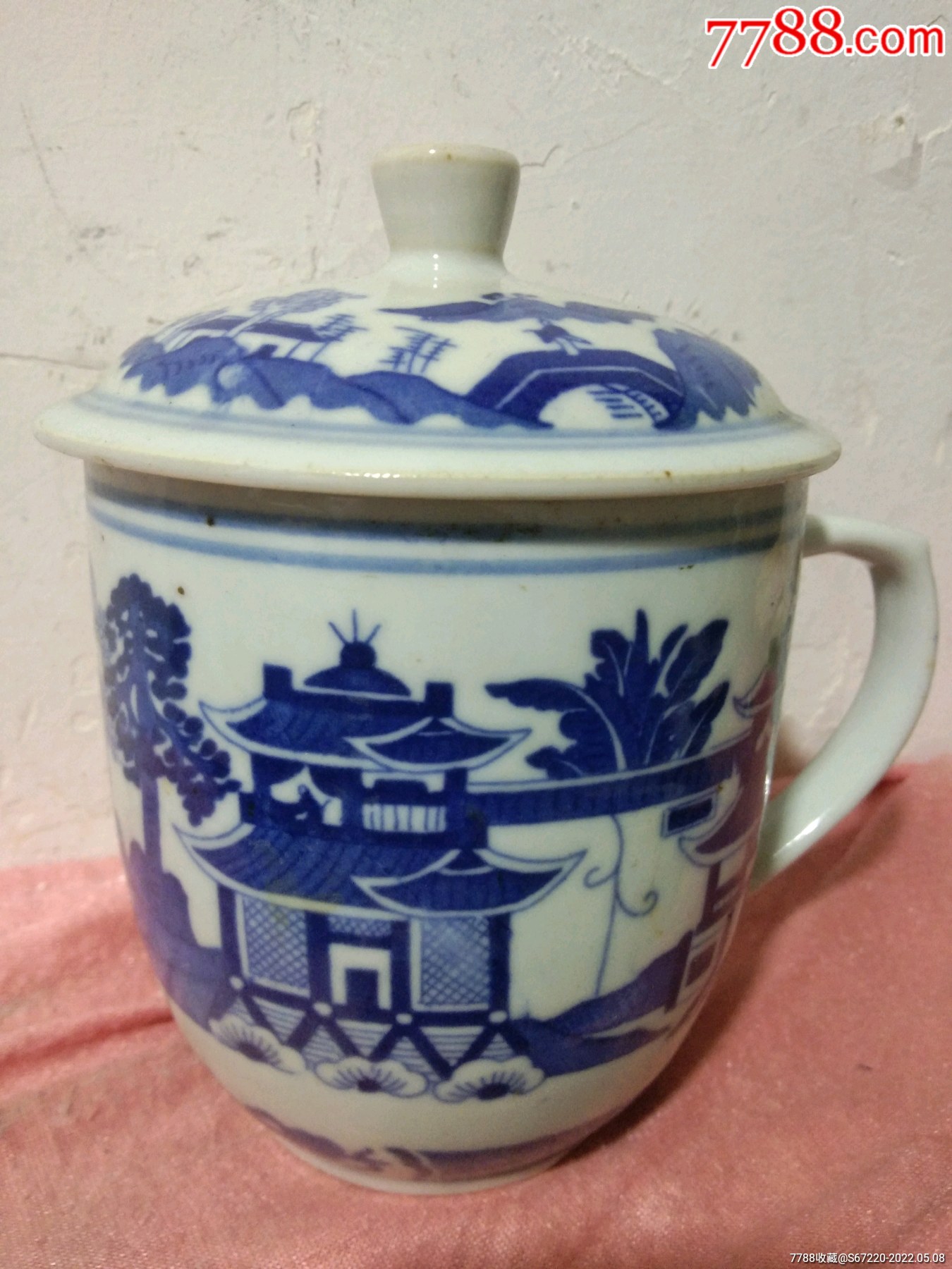 乾隆年制款青花亭台楼阁大茶杯