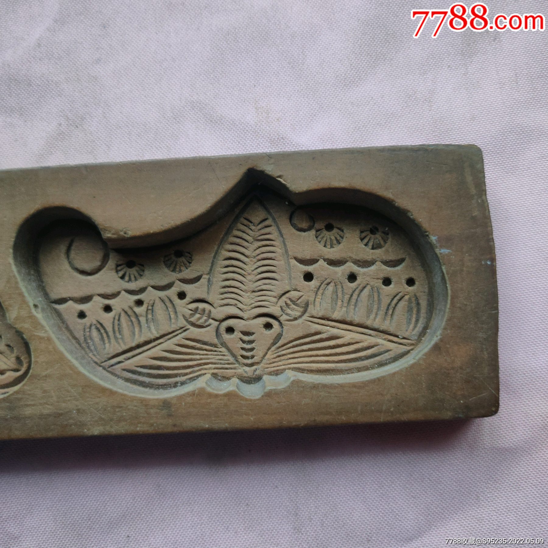 一块雕刻精美图案的印糕板