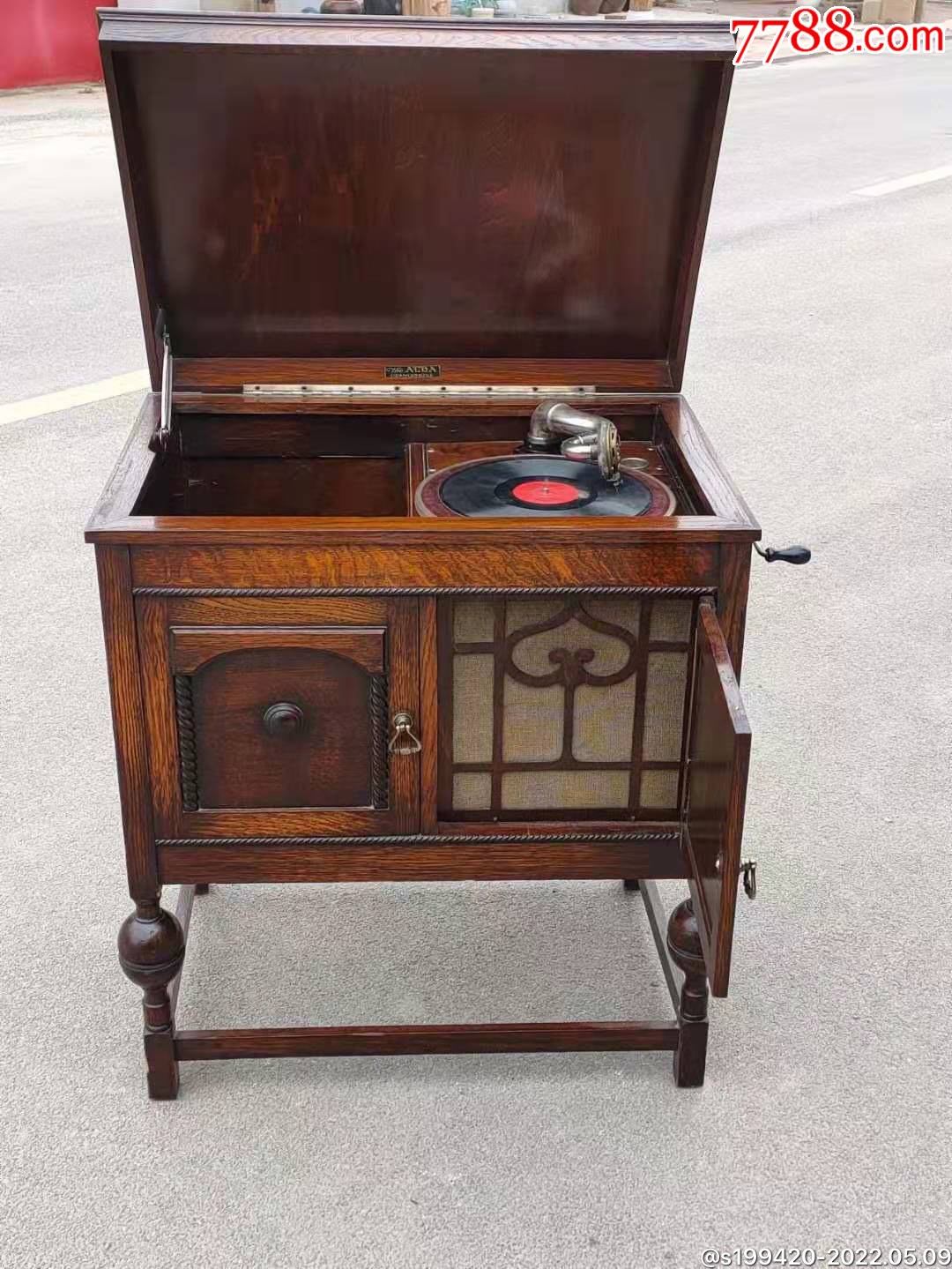 民国时期国外进口柜式手摇留声机造型精美保存完好品相一流正常使用