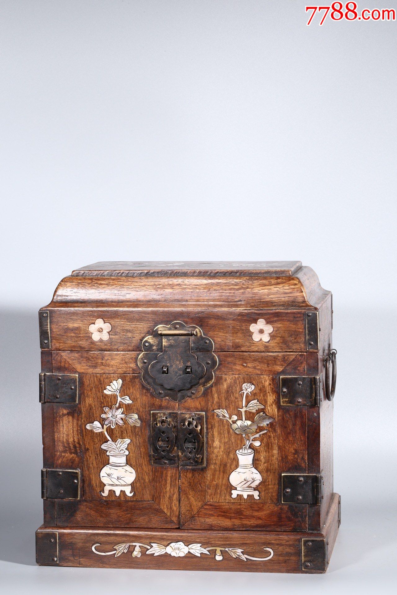 老花梨嵌螺钿官皮箱