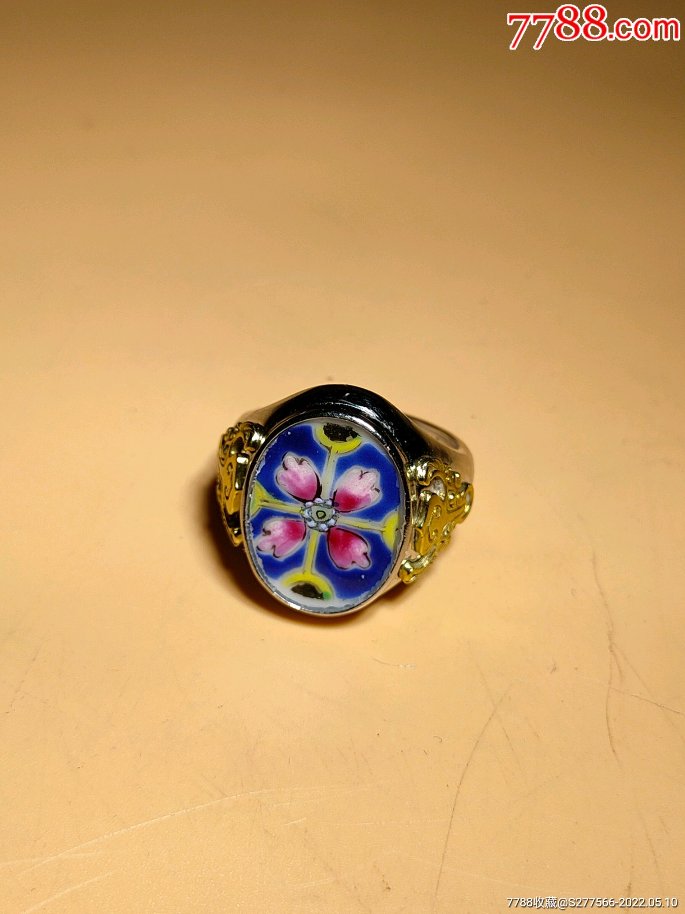清代乾隆珐琅彩皮球花莲花图瓷片镶嵌银戒指