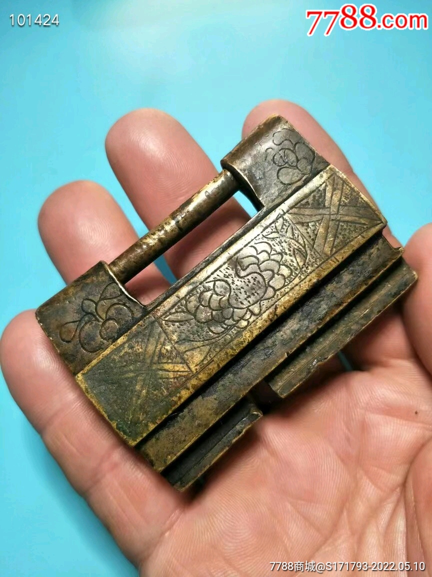 清代丽江老铜锁:俗称(将军不下马),双面手工錾刻工原配钥