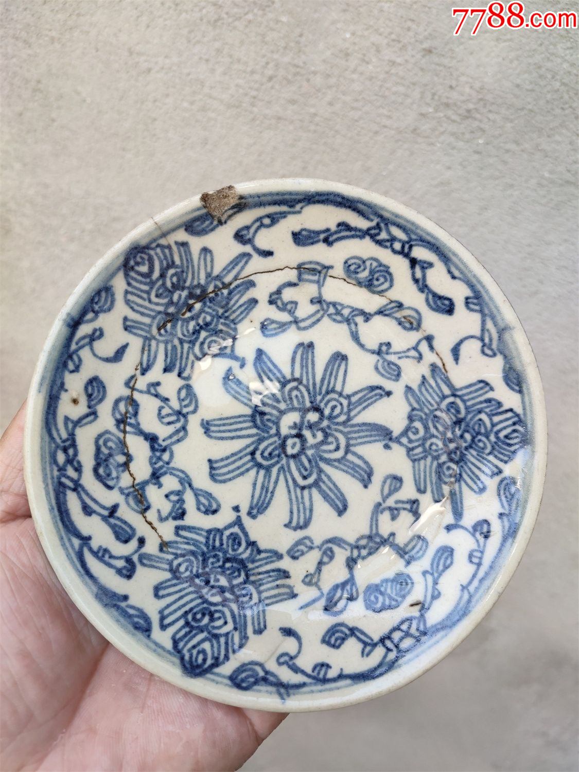 有冲线有磕的青花瓷器盘子直径14厘米口不圆品相如图所示