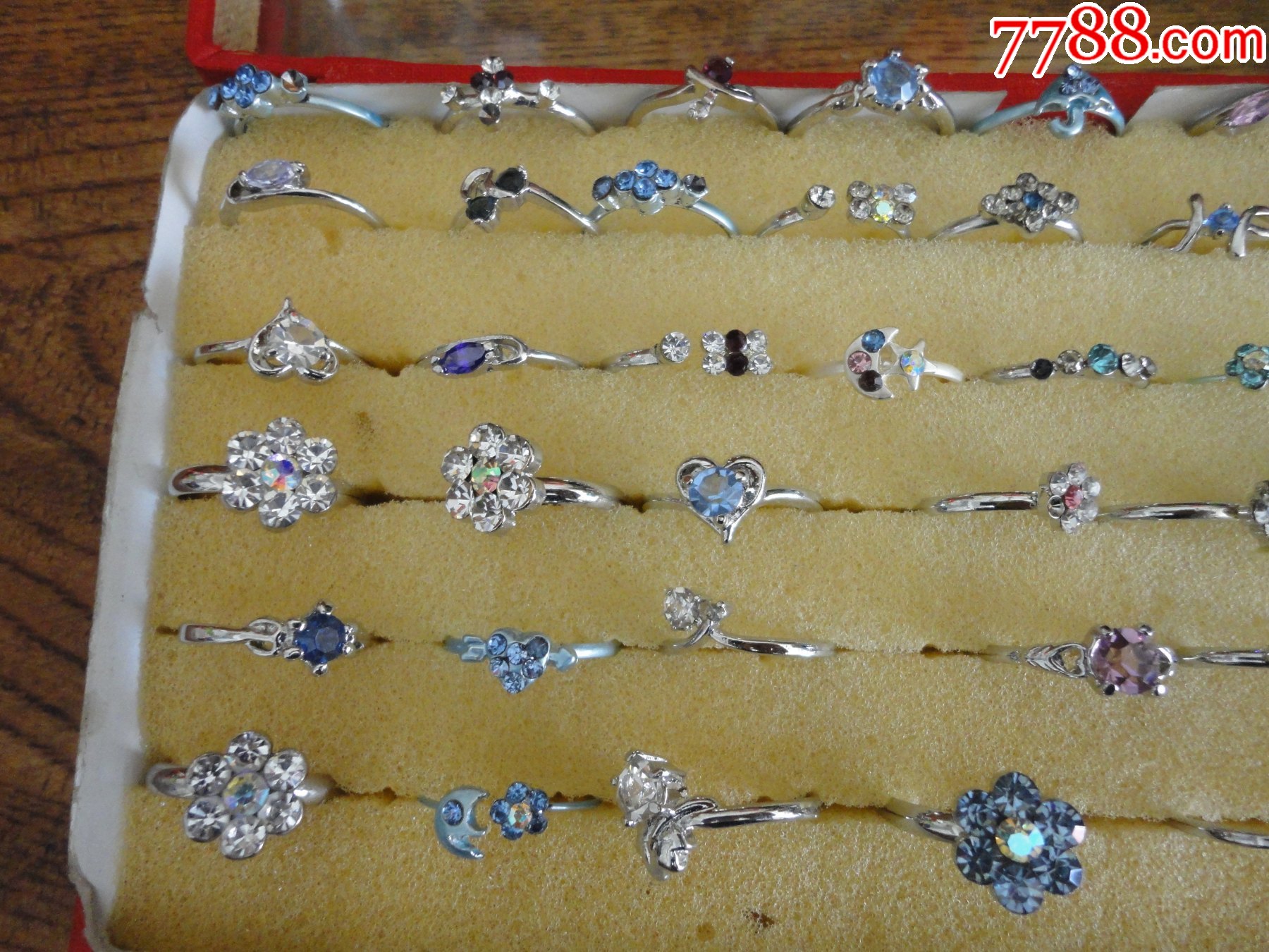 上世纪90年代金属水钻老式戒指一盒49枚和输欧民俗怀旧老物品