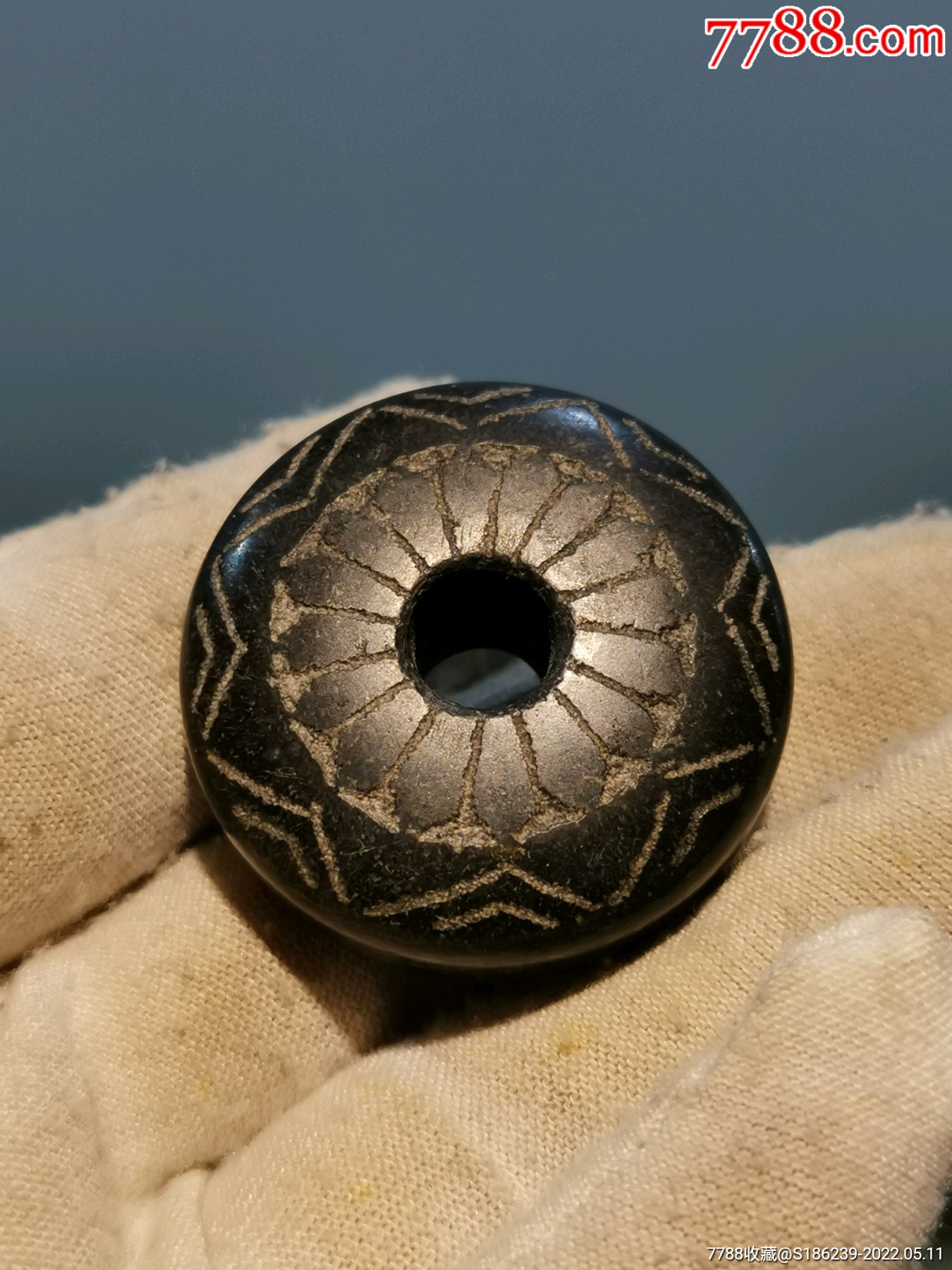 下乡收货黑石纺轮一枚双面工艺品相完整包浆一流规格径35厚15mm