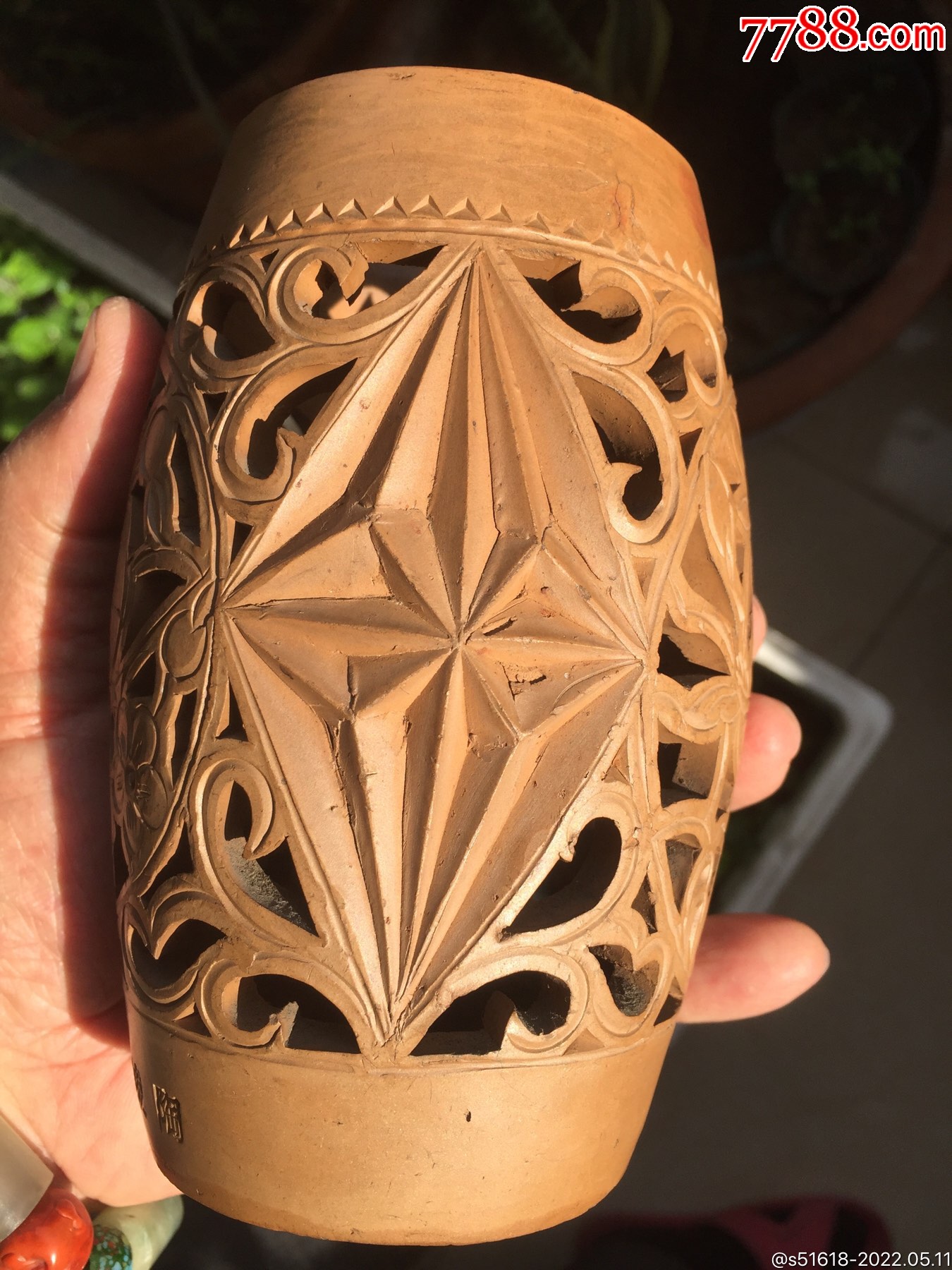 六七十年代绥棱红陶镂空笔筒