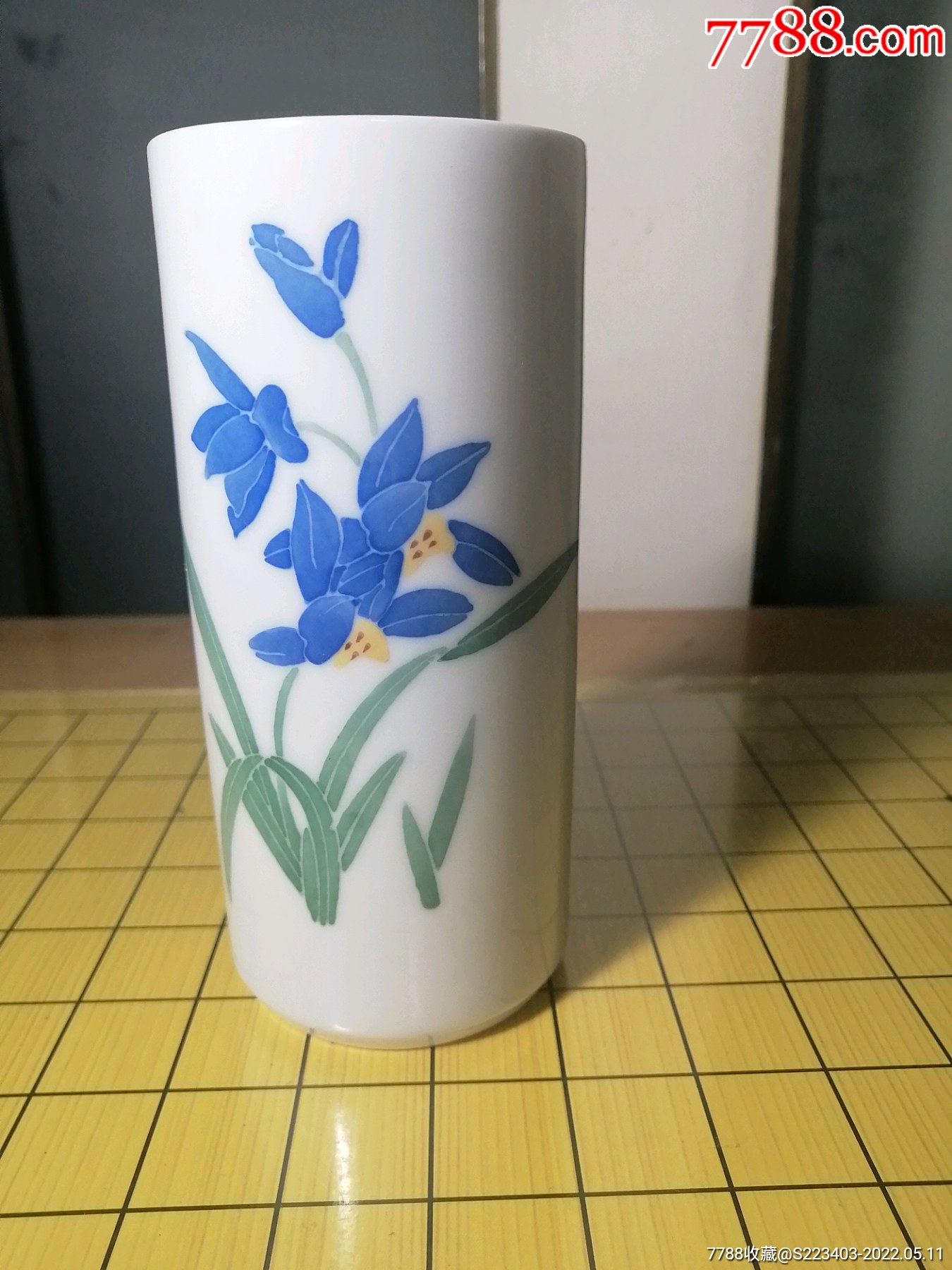 釉下彩手绘兰花笔筒