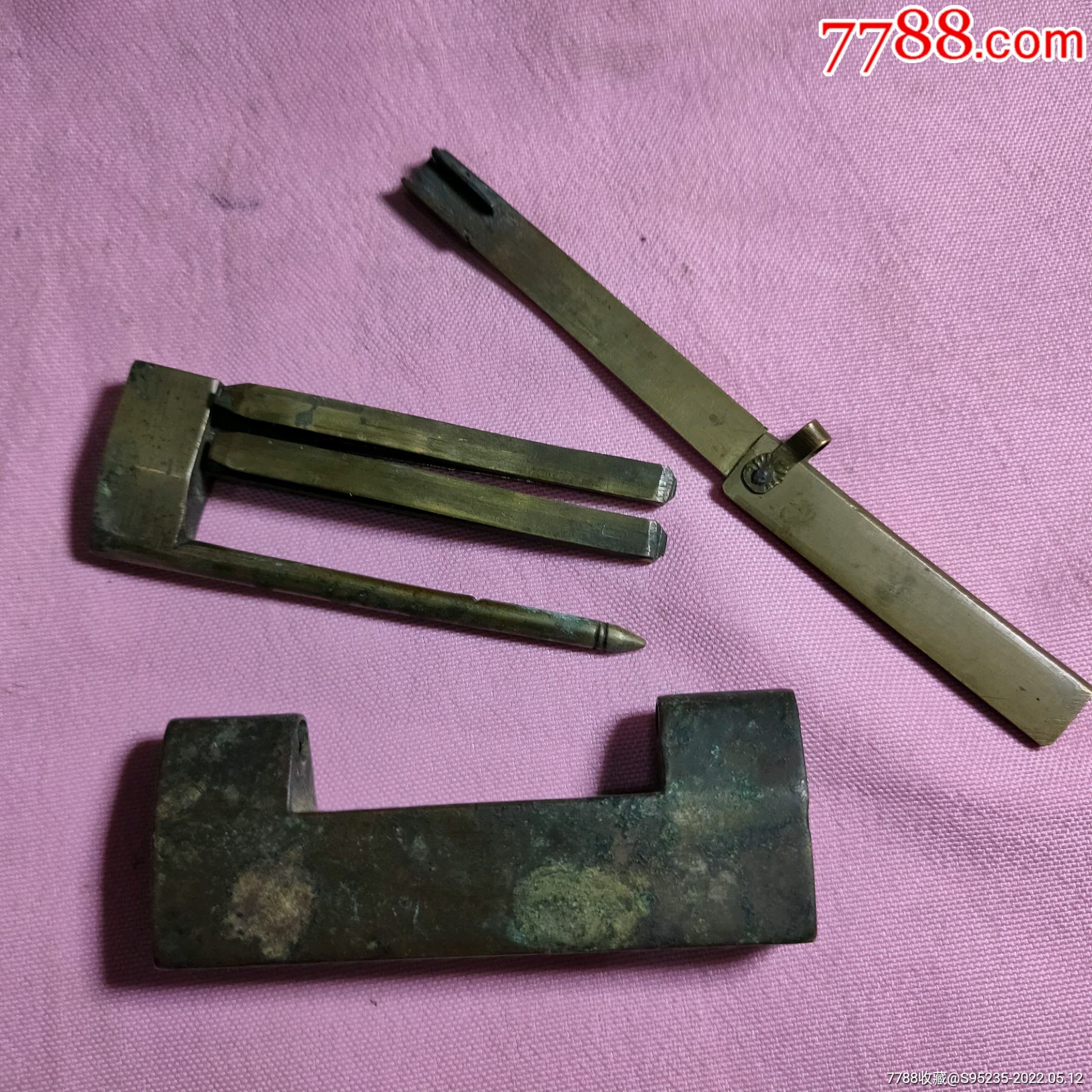 一把与众不同厚重带钥匙可开启清代铜箱锁