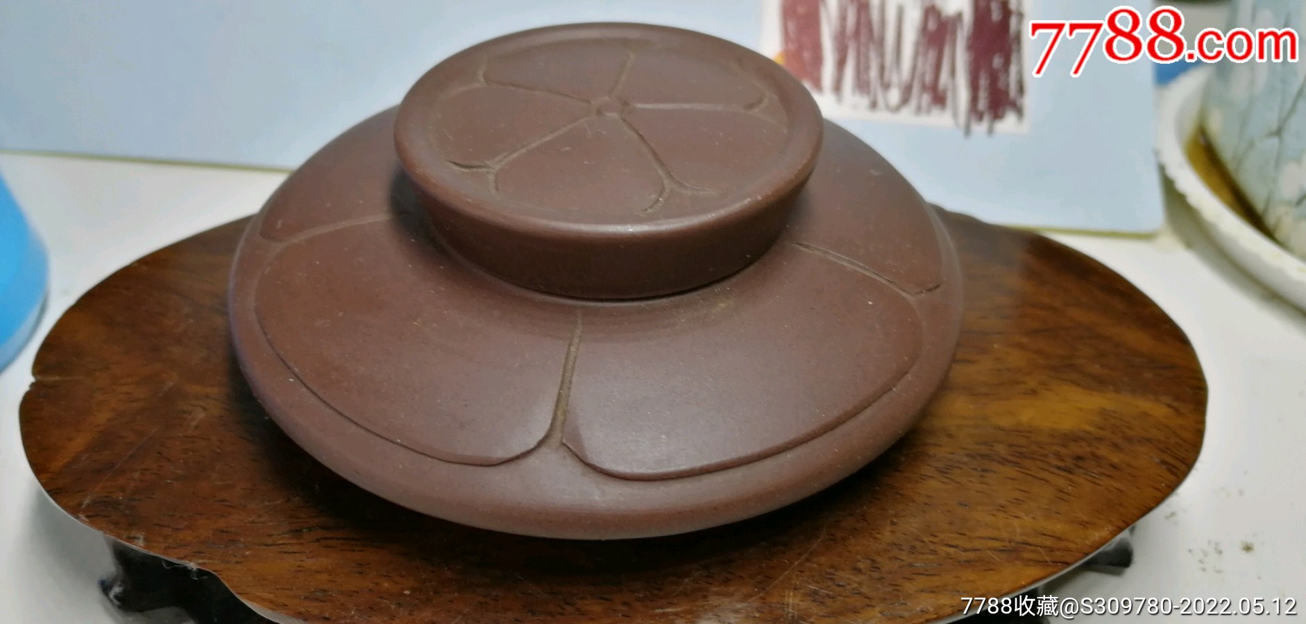 是紫砂茶叶罐的盖子,盖子是没有气孔的,有些紫砂壶