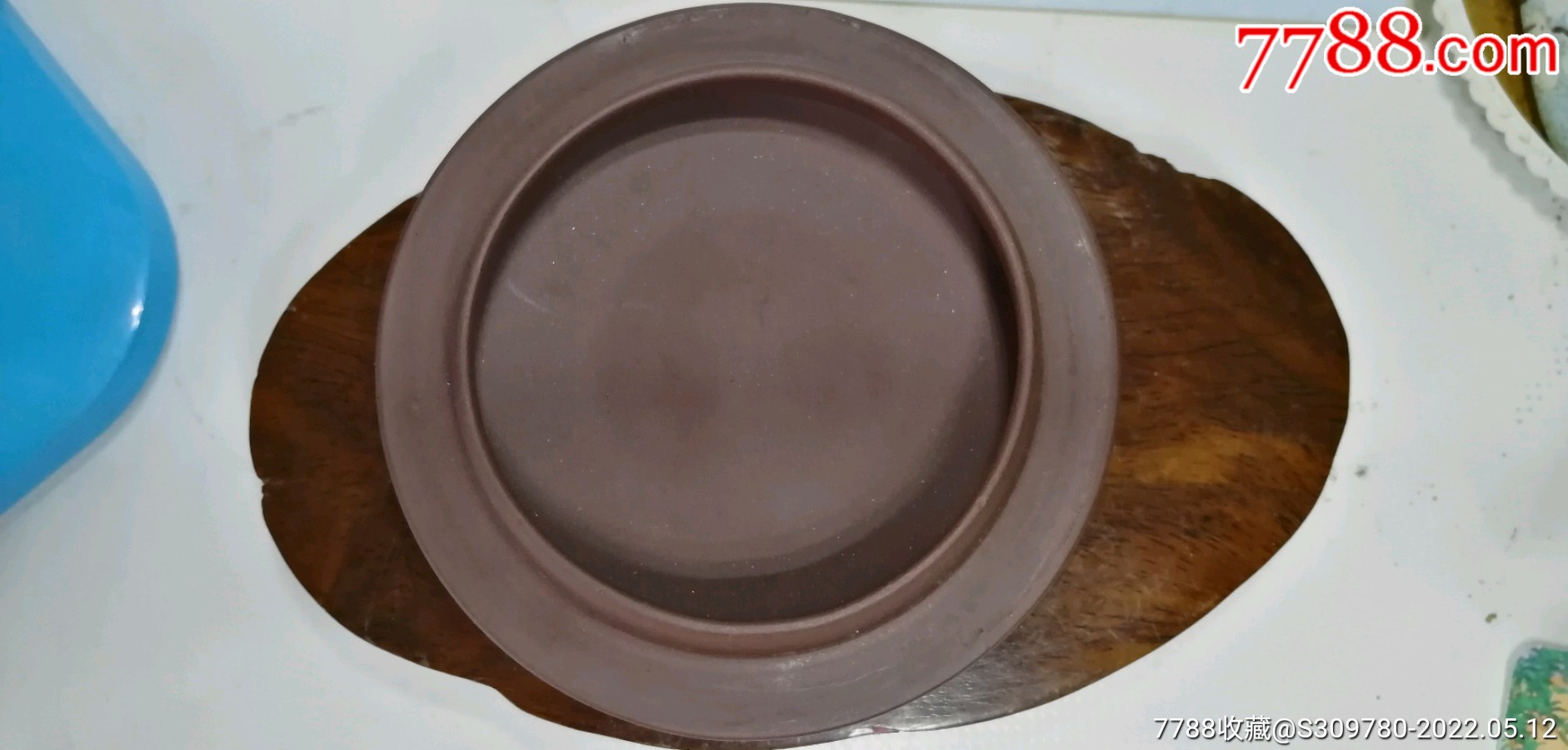 是紫砂茶叶罐的盖子,盖子是没有气孔的,有些紫砂壶