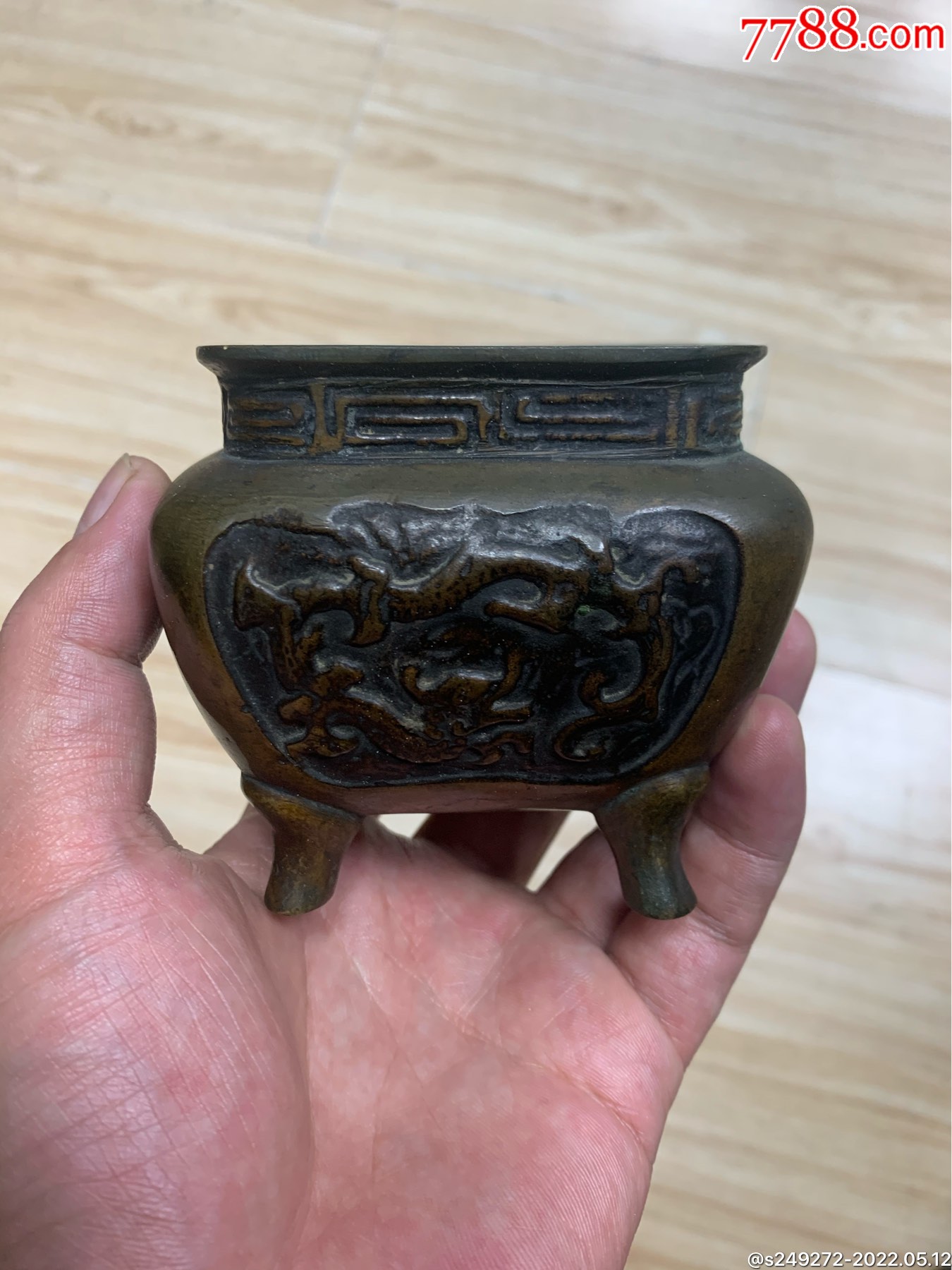 清代四足开窗浮雕纹饰香炉