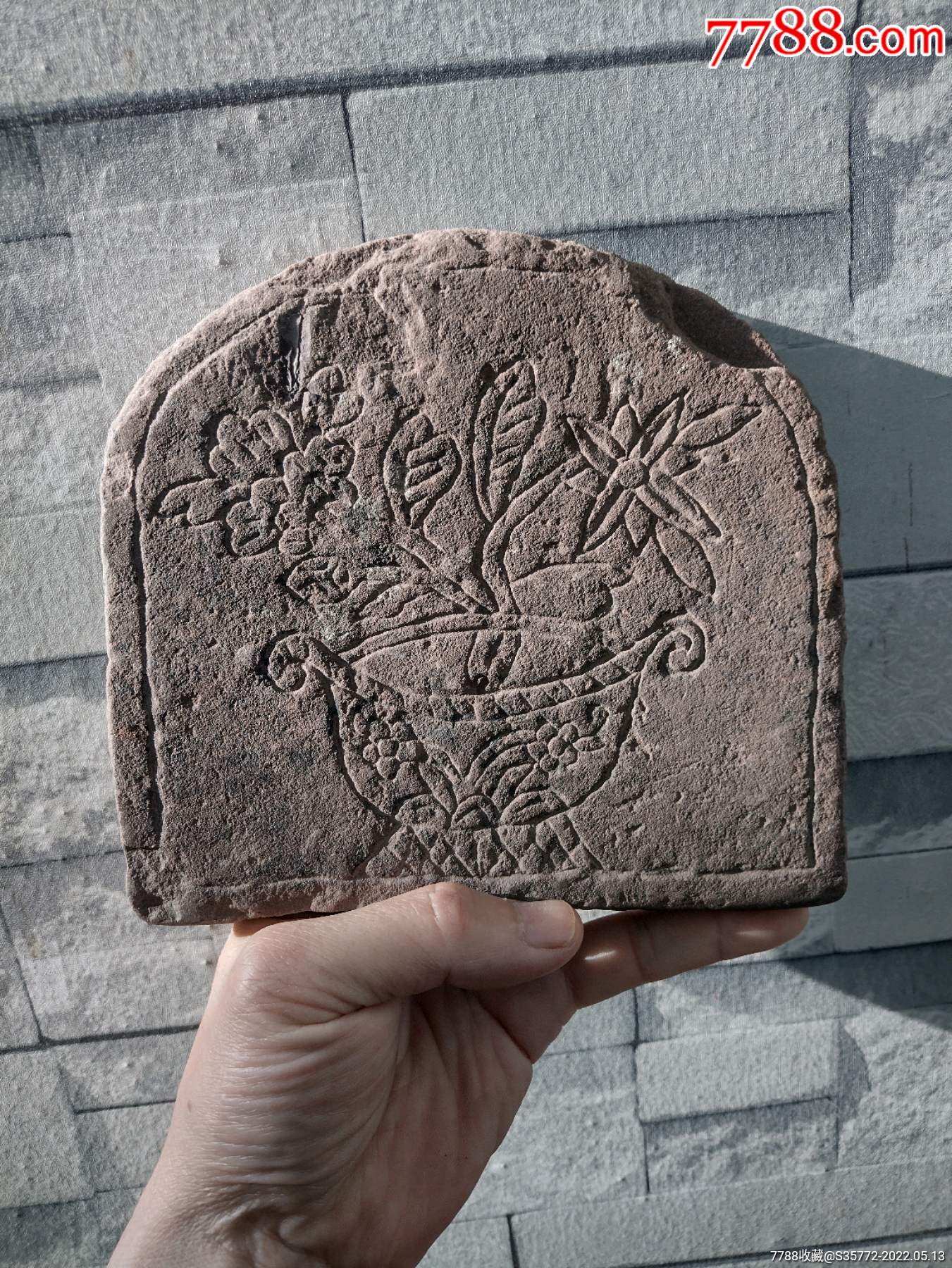 红砂岩刻画花篮图崖刻崖画