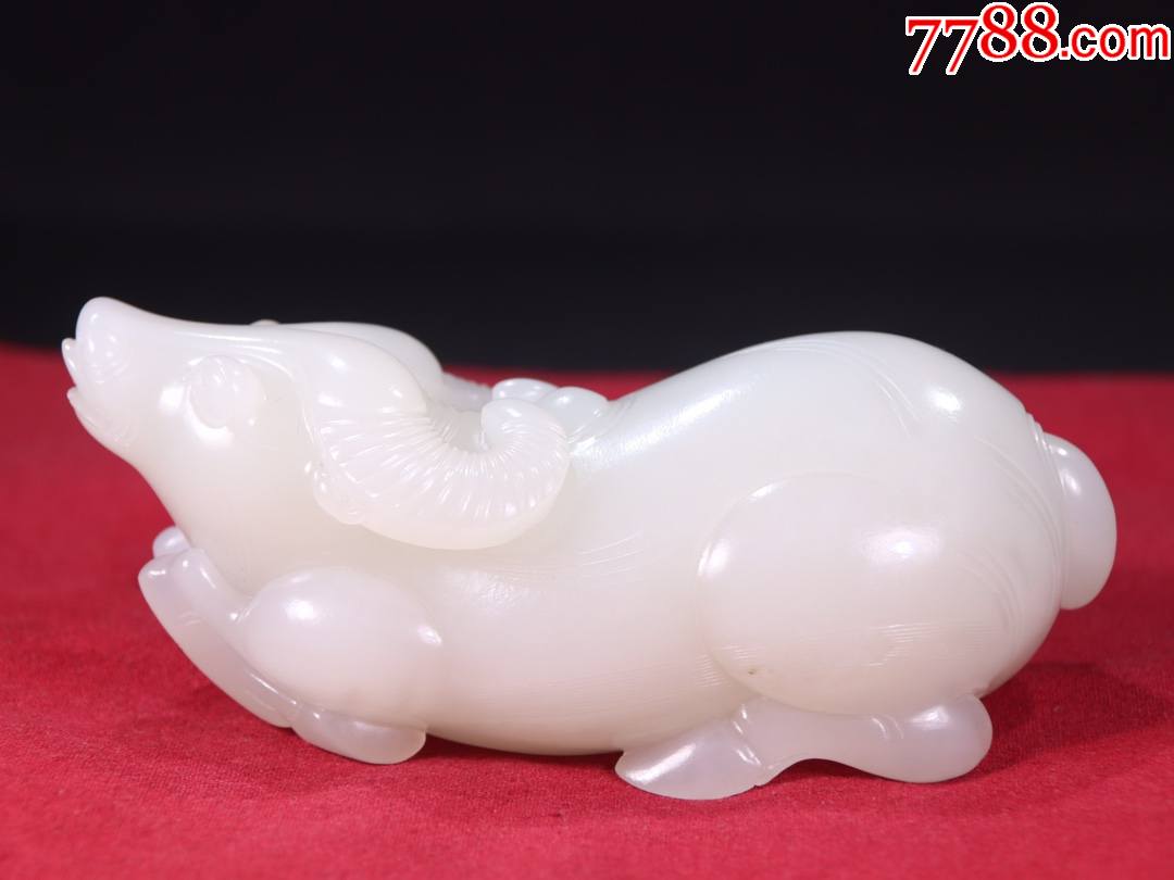 新疆和田羊脂白玉牛玉雕件