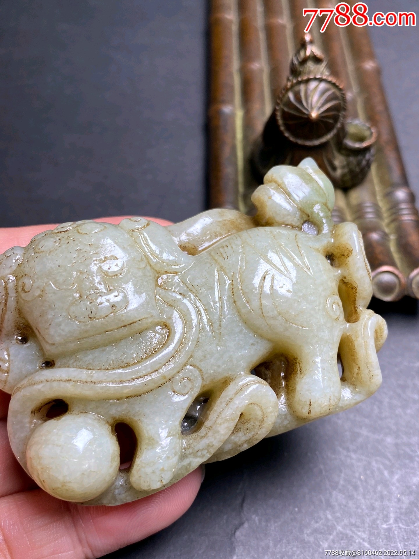 和田玉手把件狮子滚绣球