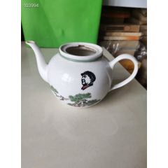 文*时期松树茶壶。带毛主席像。背有5个铜锯钉。山东淄博陶瓷厂出。如图包老