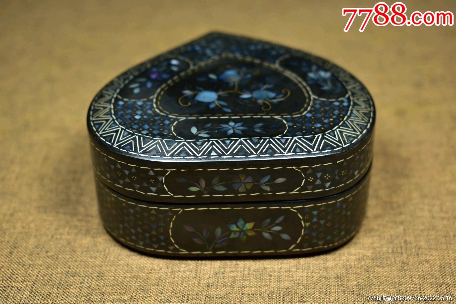 漆器镶嵌螺钿大心形盒