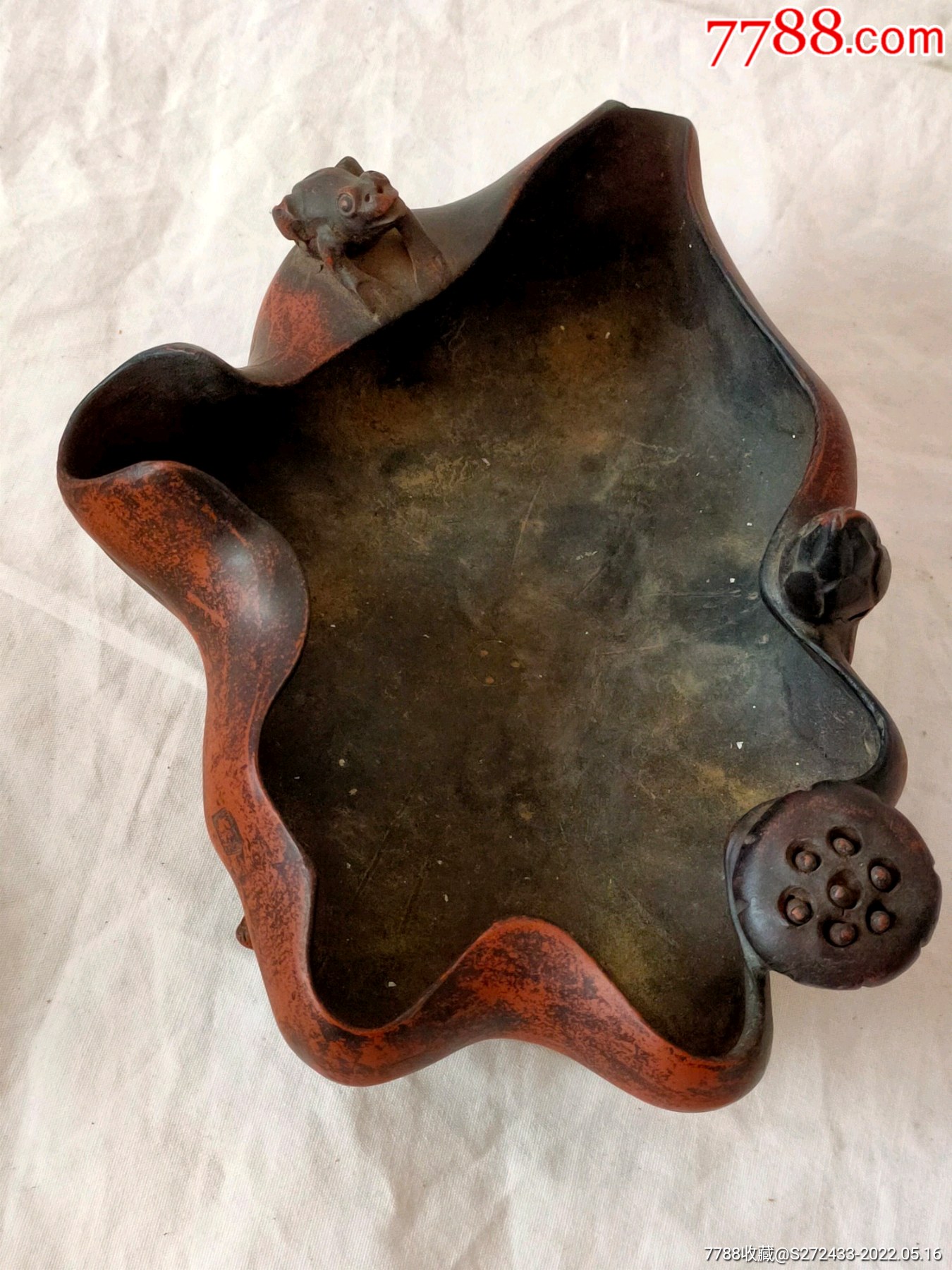 紫砂笔洗莲叶形状下面有藕上面有莲花莲蓬青蛙上面有款造型独特