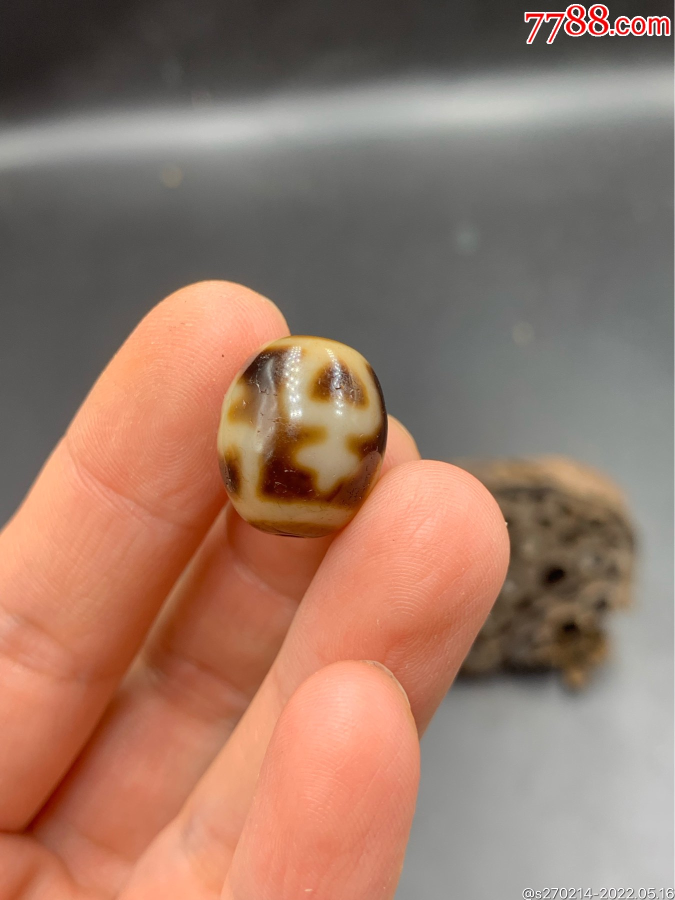 藏区收来的达洛宝瓶天珠带马蹄纹