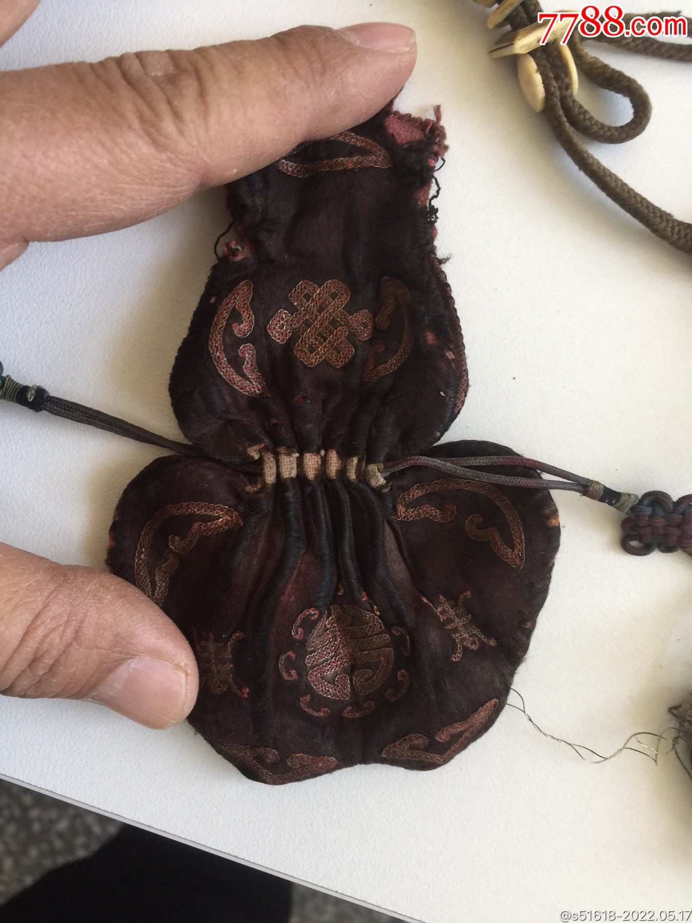 清代手工刺绣葫芦形荷包