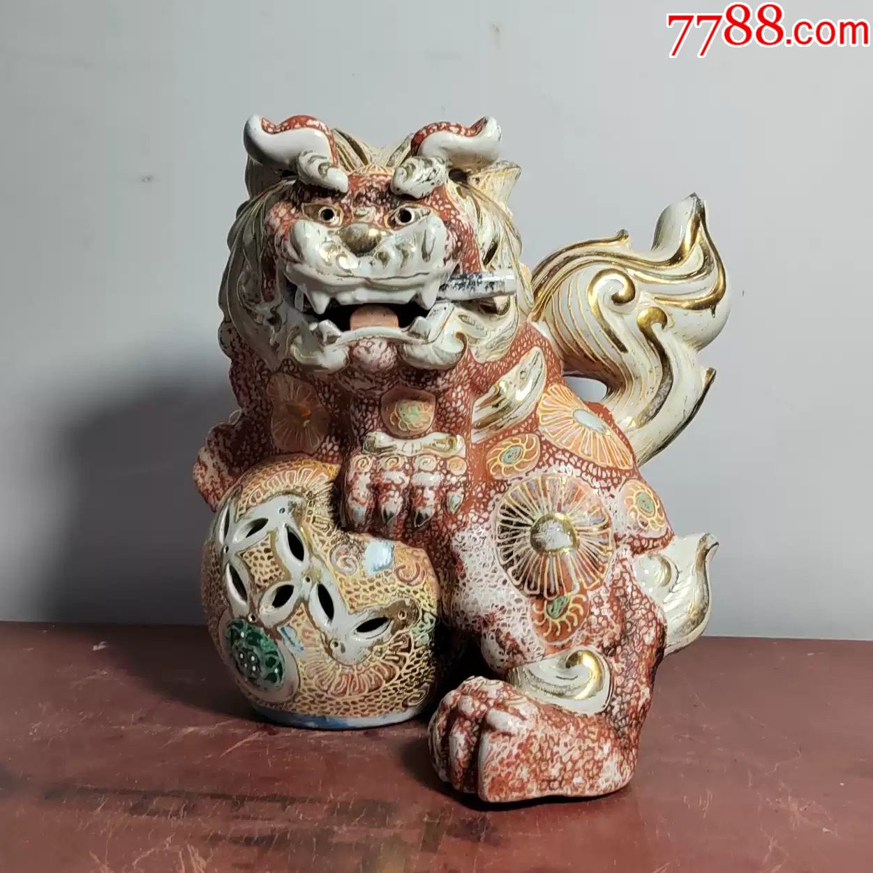 粉彩狮子滚绣球瓷塑