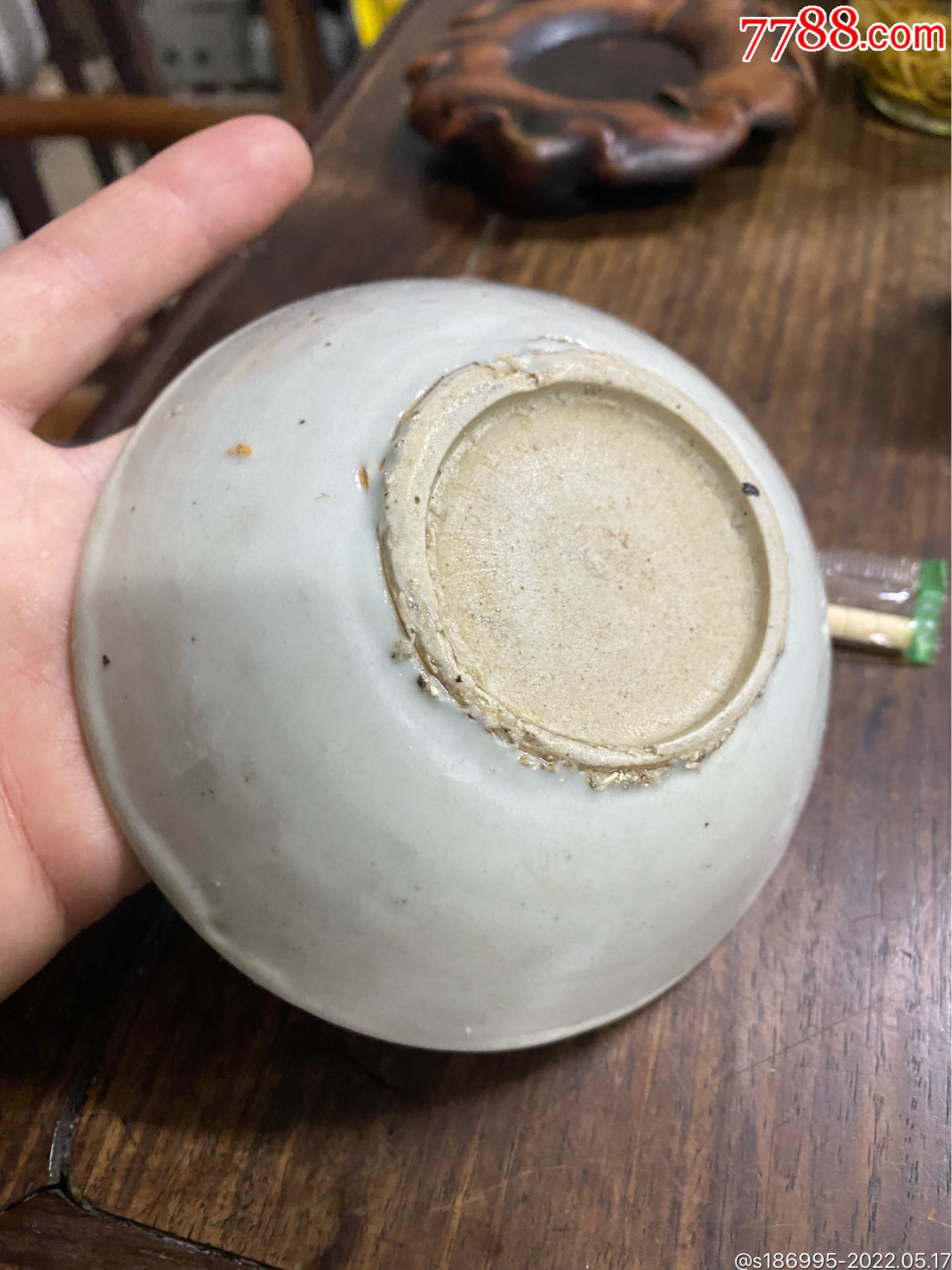 明代青花寿字碗直径13公分有釉层开片现象