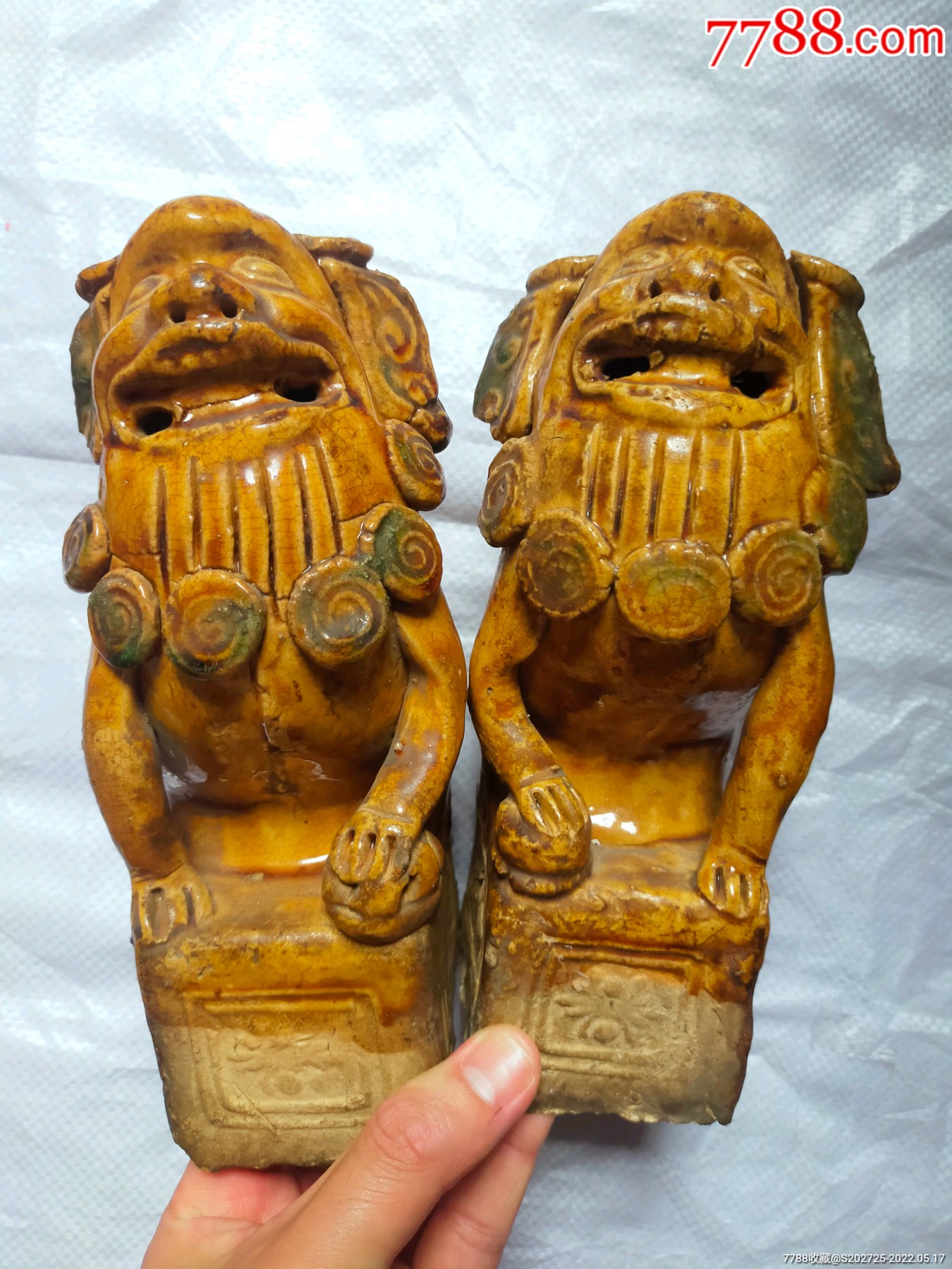 晚清民国黄釉石湾陶狮子一对