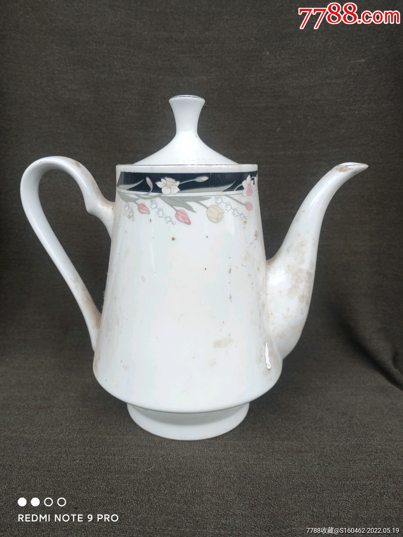 有年纪的花卉大瓷壶