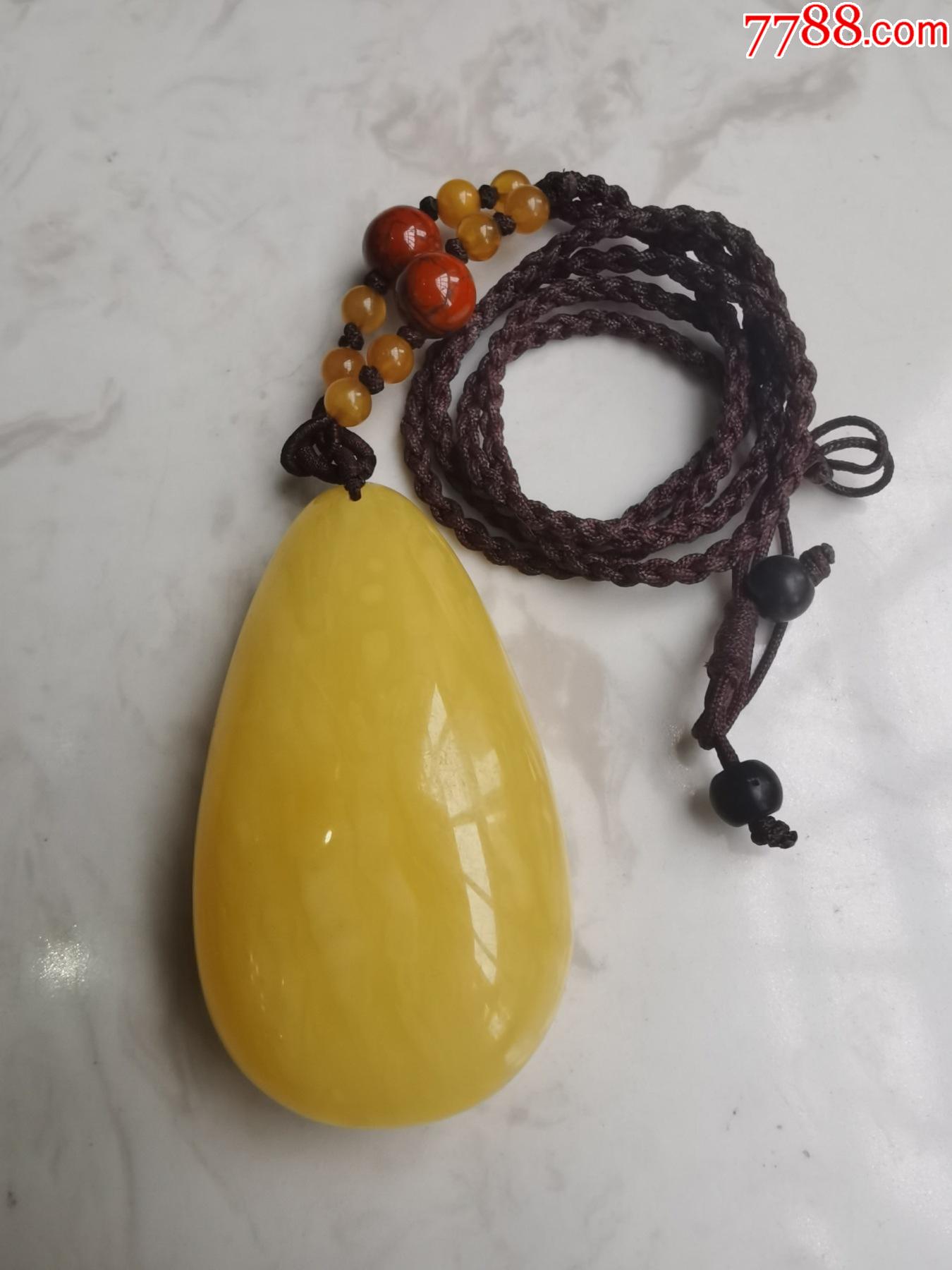 精品文玩蜜蜡水滴形挂件