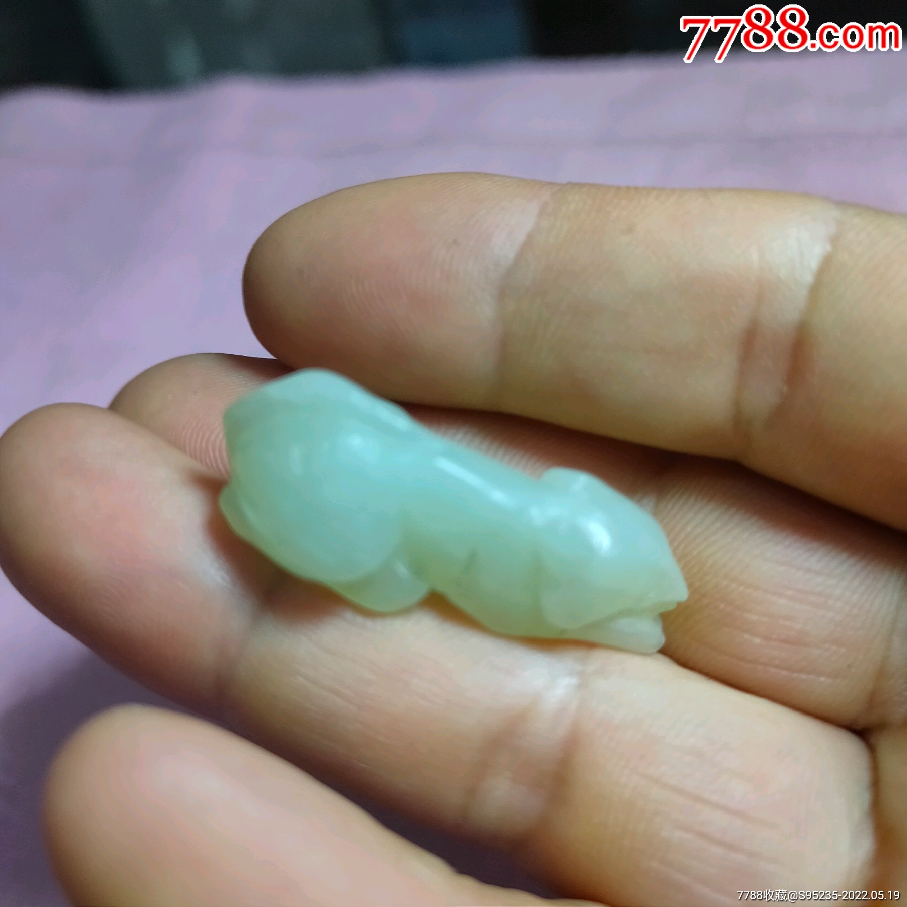 一个造形漂亮雕刻精美的和田玉生肖鼠挂件