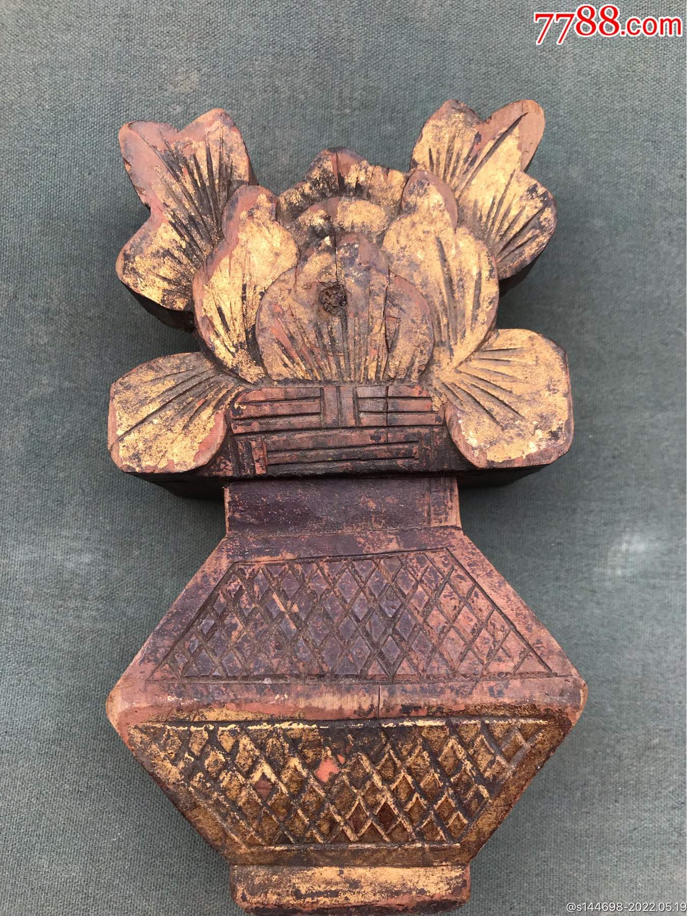 清代金漆木雕花篮一个高十八公分器型特别漂亮规整尺寸也比较大作为