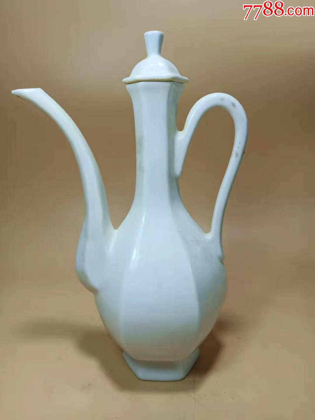白瓷执壶