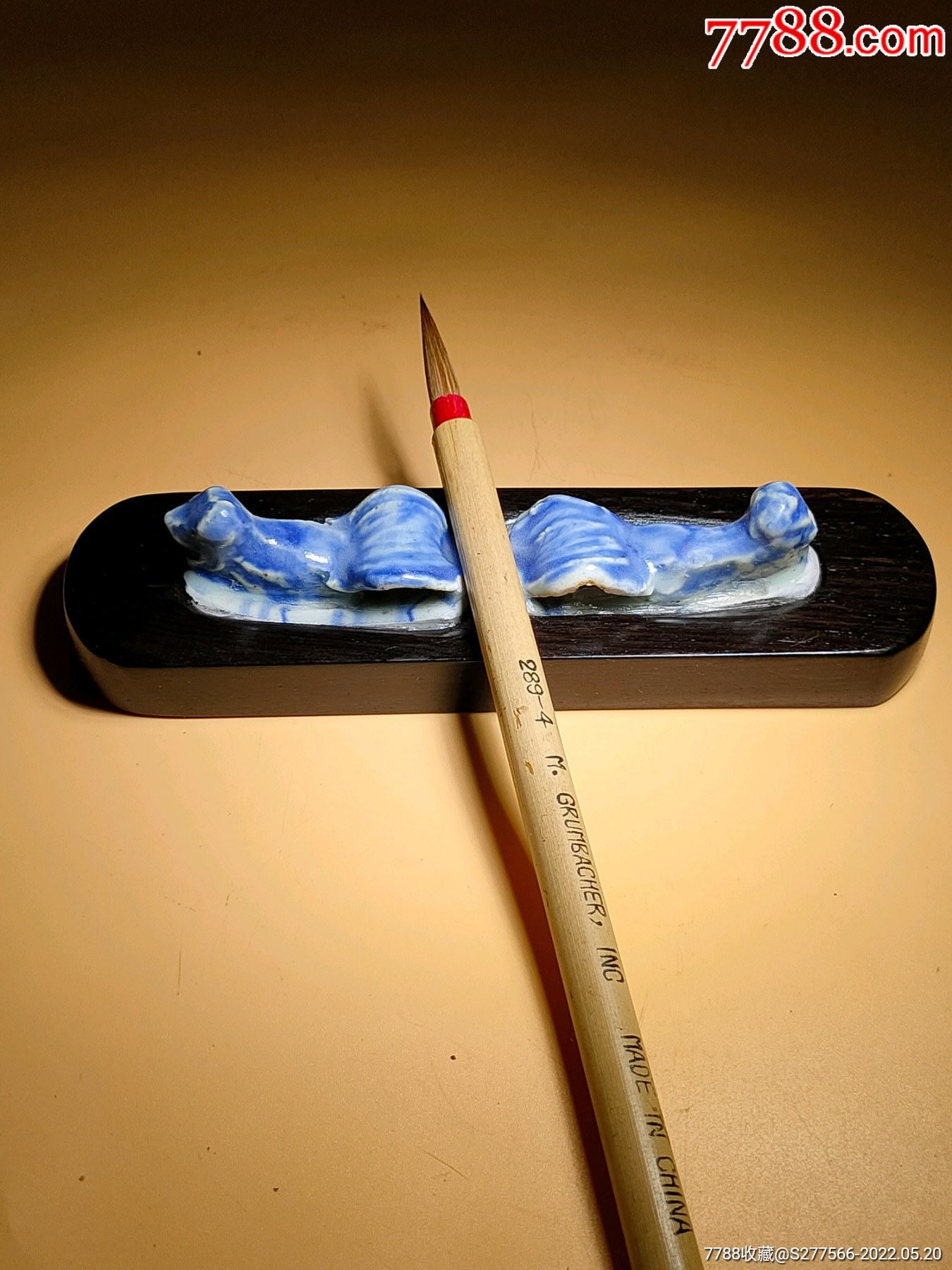 清代乾隆青花瓷塑狮子镶嵌紫光檀笔架镇纸