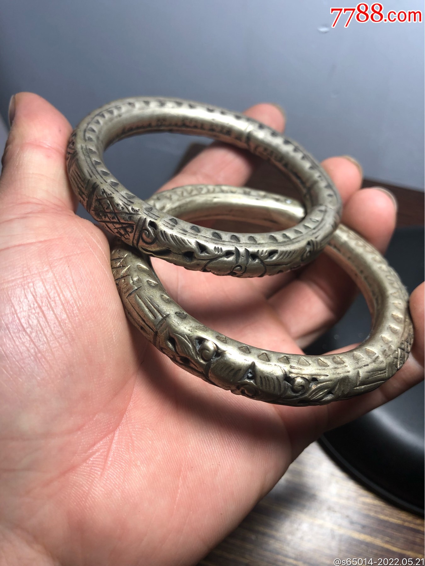 晚清民国整体錾刻银响镯子一对