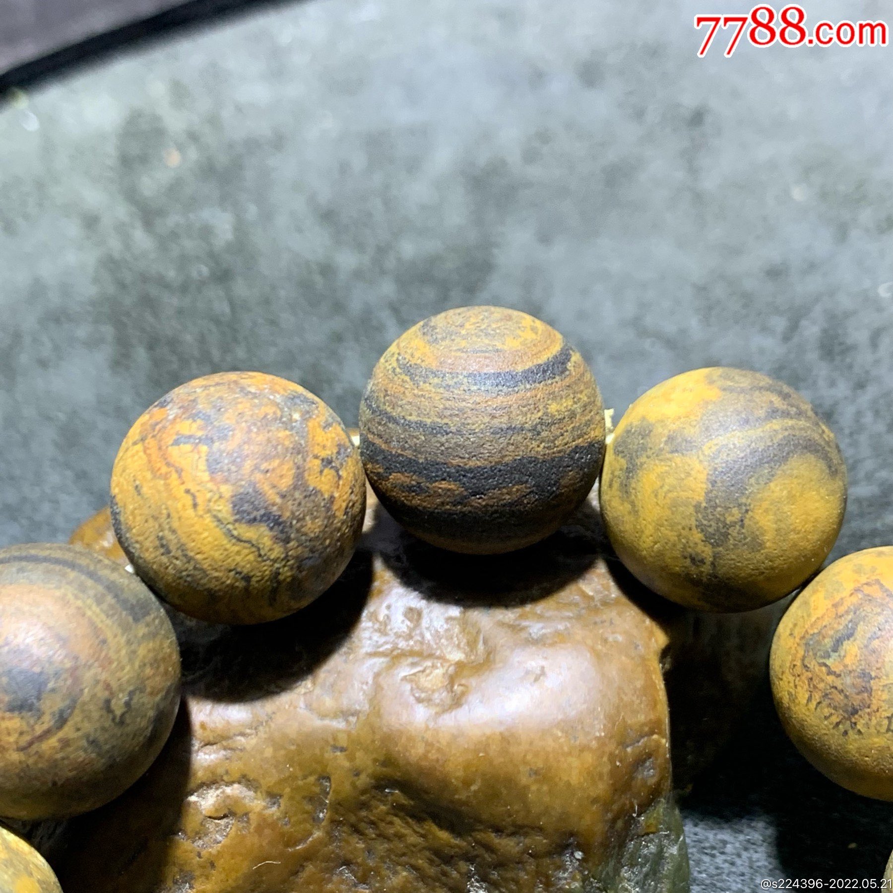 精美天然罕见亚光九眼页岩石蒙天珠手串一条