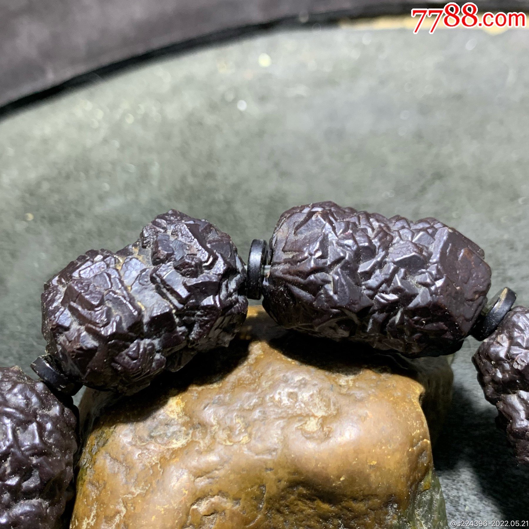 精美罕见戈壁黑金刚原石手串一条