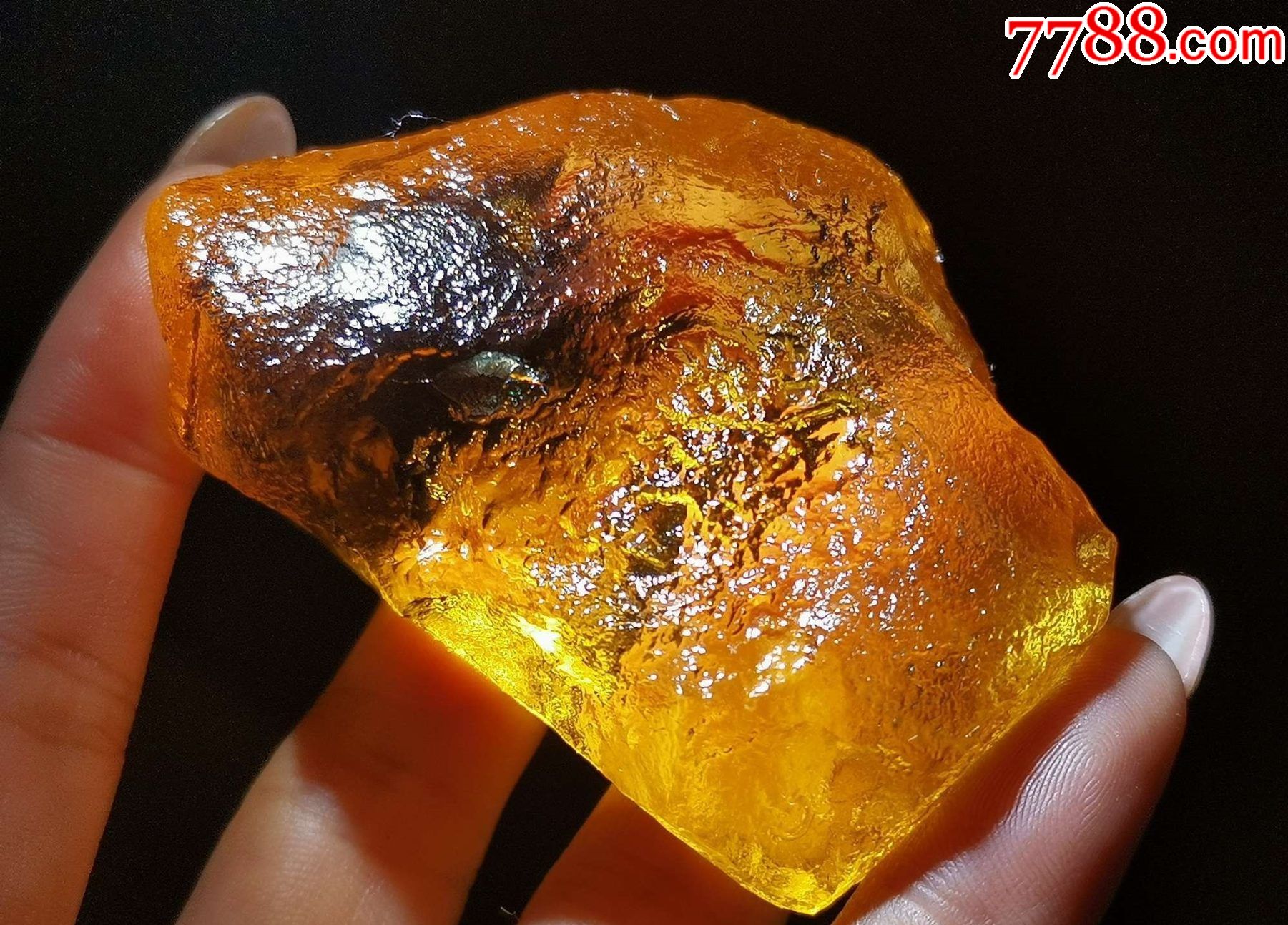 4457漂亮的金黄色新疆玻璃陨石97克