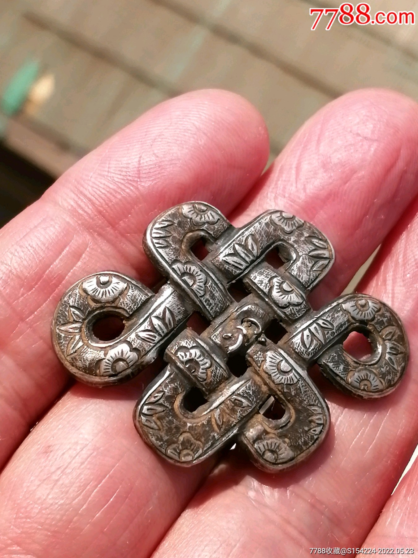 清代银质錾刻花纹吉祥结