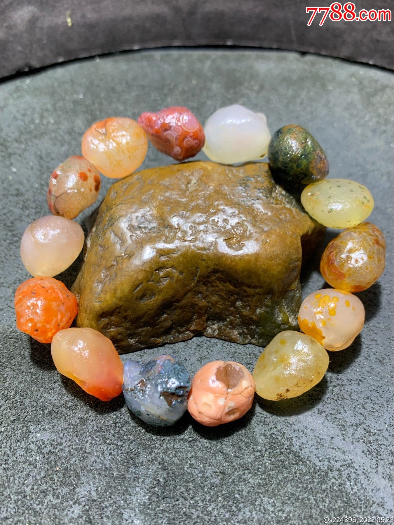 精美阿拉善彩珠玛瑙原石手串一条