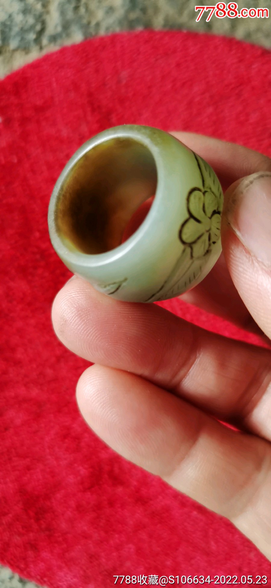 雕刻梅花的老玉戒指