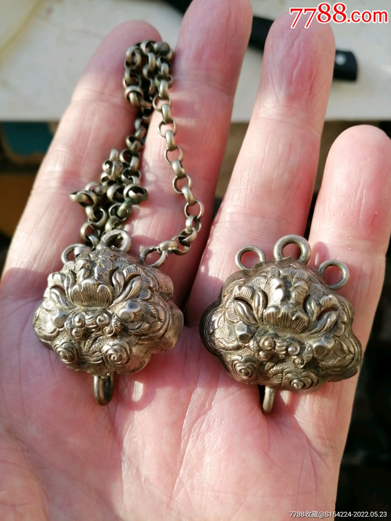 清代老银荷叶莲蓬银锁一对