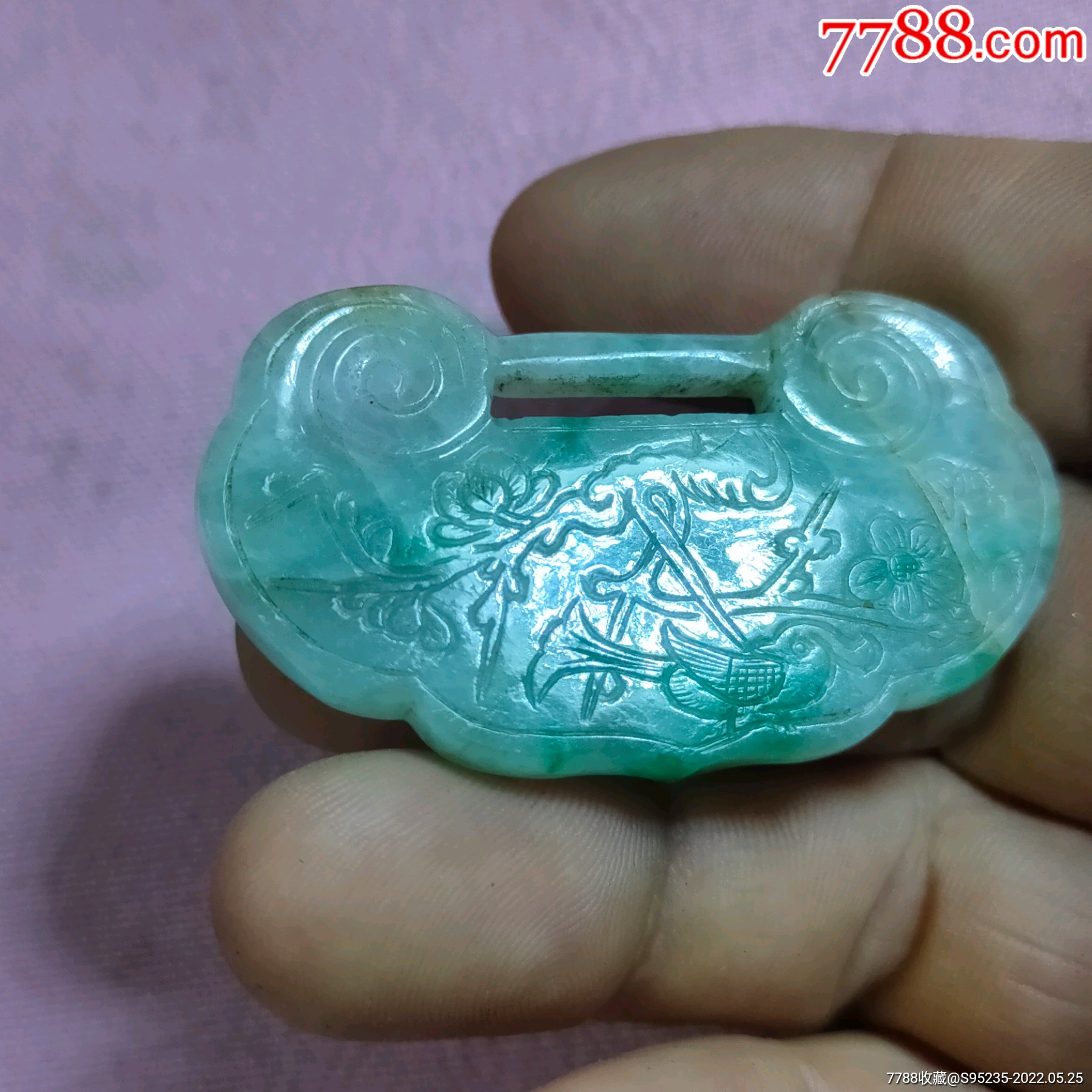 一个玉质极佳的老翡翠福寿双全挂锁